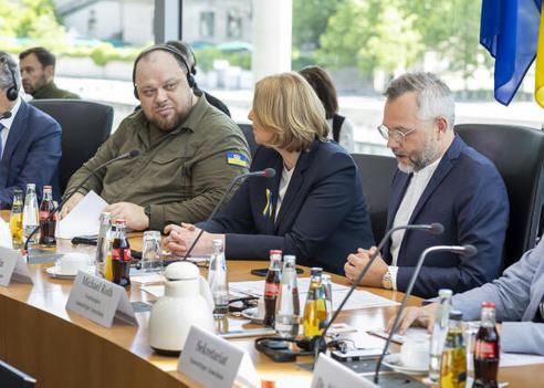 Bas, Bärbel; Roth, Michael; Stefantschuk, Ruslan Marie-Elisabeth-Lüders-Haus, Anhörungssaal