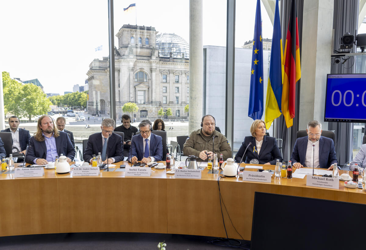 Der ukrainische Parlamentspräsident Ruslan Stefantschuk zu Gast im Auswärtigen Ausschuss und im Ausschuss für die Angelegenheiten der Europäischen Union. Hier (vlnr) der Vorsitzende des Ausschusses für die Angelegenheiten der Europäischen Union Dr. Anton Hofreiter, Bündnis 90/Die Grünen, MdB, der ukrainsche Botschafter in Deutschland, S. E. Andrij Melnyk, Serhij Taruta, Abgeordneter der Werchowna Rada, der ukrainische Parlamentspräsident Ruslan Stefantschuk, Bundestagspräsidentin Bärbel Bas, SPD, MdB, und der Vorsitzende des Auswärtigen Ausschusses Michael Roth, SPD, MdB. Bas, Bärbel; Roth, Michael; Hofreiter, Anton; Stefantschuk, Ruslan; Melnyk, Andrij; Taruta, Serhij Der ukrainische Parlamentspräsident Ruslan Stefantschuk zu Gast im Auswärtigen Ausschuss und im Ausschuss für die Angelegenheiten der Europäischen Union. Hier (vlnr) der Vorsitzende des Ausschusses für die Angelegenheiten der Europäischen Union Dr. Anton Hofreiter, Bündnis 90/Die Grünen, MdB, der ukrainsche Botschafter in Deutschland, S. E. Andrij Melnyk, Serhij Taruta, Abgeordneter der Werchowna Rada, der ukrainische Parlamentspräsident Ruslan Stefantschuk, Bundestagspräsidentin Bärbel Bas, SPD, MdB, und der Vorsitzende des Auswärtigen Ausschusses Michael Roth, SPD, MdB.
