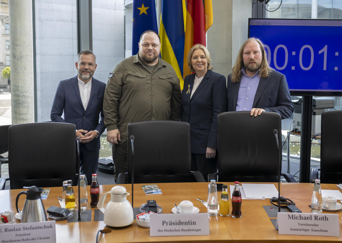 Der ukrainische Parlamentspräsident Ruslan Stefantschuk zu Gast im Auswärtigen Ausschuss und im Ausschuss für die Angelegenheiten der Europäischen Union. Hier (vlnr) der Vorsitzende des Auswärtigen Ausschusses Michael Roth, SPD, MdB, der ukrainische Parlamentspräsident Ruslan Stefantschuk, Bundestagspräsidentin Bärbel Bas, SPD, MdB, und der Vorsitzende des Ausschusses für die Angelegenheiten der Europäischen Union Dr. Anton Hofreiter, Bündnis 90/Die Grünen, MdB. Bas, Bärbel; Roth, Michael; Hofreiter, Anton; Stefantschuk, Ruslan Der ukrainische Parlamentspräsident Ruslan Stefantschuk zu Gast im Auswärtigen Ausschuss und im Ausschuss für die Angelegenheiten der Europäischen Union. Hier (vlnr) der Vorsitzende des Auswärtigen Ausschusses Michael Roth, SPD, MdB, der ukrainische Parlamentspräsident Ruslan Stefantschuk, Bundestagspräsidentin Bärbel Bas, SPD, MdB, und der Vorsitzende des Ausschusses für die Angelegenheiten der Europäischen Union Dr. Anton Hofreiter, Bündnis 90/Die Grünen, MdB.