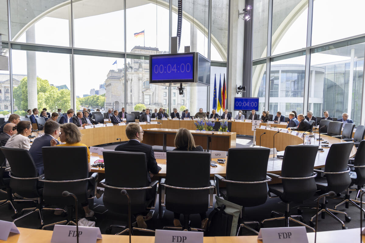 Der ukrainische Parlamentspräsident Ruslan Stefantschuk zu Gast im Auswärtigen Ausschuss und im Ausschuss für die Angelegenheiten der Europäischen Union. Blick in den Saal. Der ukrainische Parlamentspräsident Ruslan Stefantschuk zu Gast im Auswärtigen Ausschuss und im Ausschuss für die Angelegenheiten der Europäischen Union. Blick in den Saal.