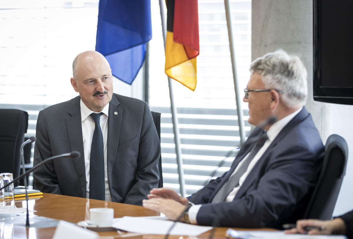 EU-Kommissar für Beschäftigung Nicolas Schmit (r) zu Gast im Ausschuss für Arbeit und Soziales unter Leitung des Vorsitzenden Bernd Rützel (l), SPD, MdB. Schmit, Nicolas EU-Kommissar für Beschäftigung Nicolas Schmit (r) zu Gast im Ausschuss für Arbeit und Soziales unter Leitung des Vorsitzenden Bernd Rützel (l), SPD, MdB.
