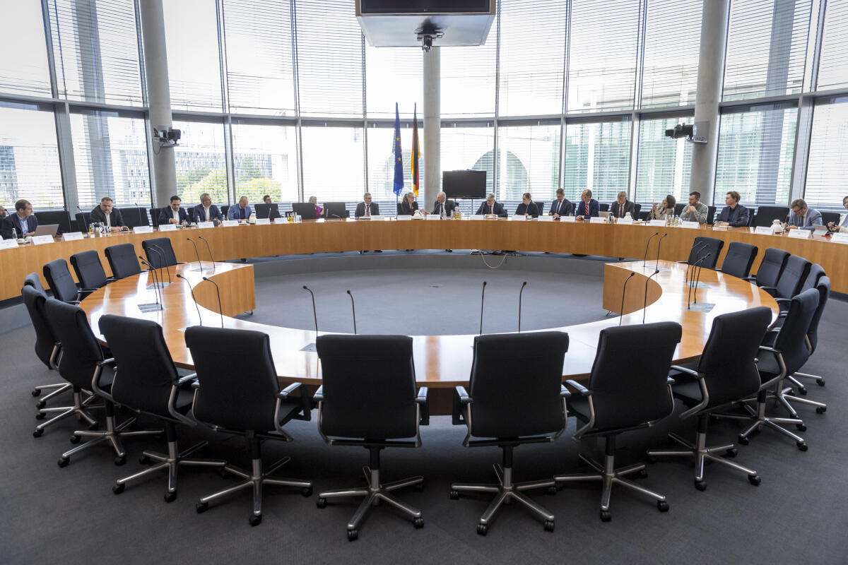 EU-Kommissar für Beschäftigung Nicolas Schmit zu Gast im Ausschuss für Arbeit und Soziales. Blick in den Saal. EU-Kommissar für Beschäftigung Nicolas Schmit zu Gast im Ausschuss für Arbeit und Soziales. Blick in den Saal.