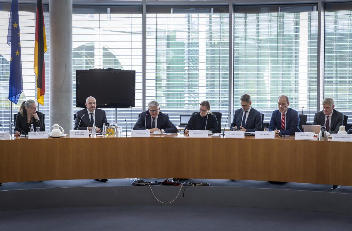 EU-Kommissar für Beschäftigung Nicolas Schmit (3vl) zu Gast im Ausschuss für Arbeit und Soziales unter Leitung des Vorsitzenden Bernd Rützel (2vl), SPD, MdB. Schmit, Nicolas EU-Kommissar für Beschäftigung Nicolas Schmit (3vl) zu Gast im Ausschuss für Arbeit und Soziales unter Leitung des Vorsitzenden Bernd Rützel (2vl), SPD, MdB.