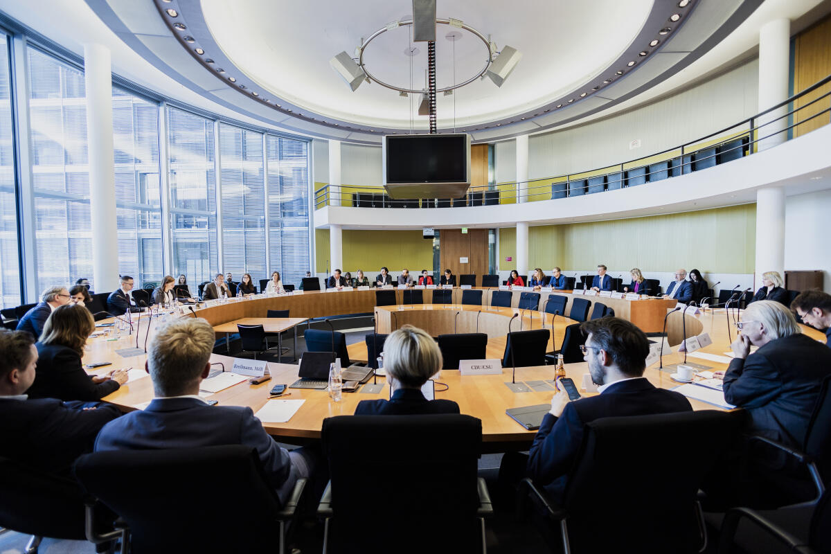 Bundestagsvizepräsidentin Yvonne Magwas, CDU/CSU, MdB, konstituiert das Kuratorium der Bundeszentrale für politische Bildung. Blick in den Saal. Bundestagsvizepräsidentin Yvonne Magwas, CDU/CSU, MdB, konstituiert das Kuratorium der Bundeszentrale für politische Bildung. Blick in den Saal.