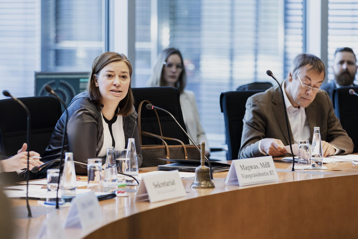 Bundestagsvizepräsidentin Yvonne Magwas (l), CDU/CSU, MdB, konstituiert das Kuratorium der Bundeszentrale für politische Bildung. Hier mit dem Präsidenten der Bundeszentrale für politische Bildung Thomas Krüger (r). Krüger, Thomas; Magwas, Yvonne Bundestagsvizepräsidentin Yvonne Magwas (l), CDU/CSU, MdB, konstituiert das Kuratorium der Bundeszentrale für politische Bildung. Hier mit dem Präsidenten der Bundeszentrale für politische Bildung Thomas Krüger (r).