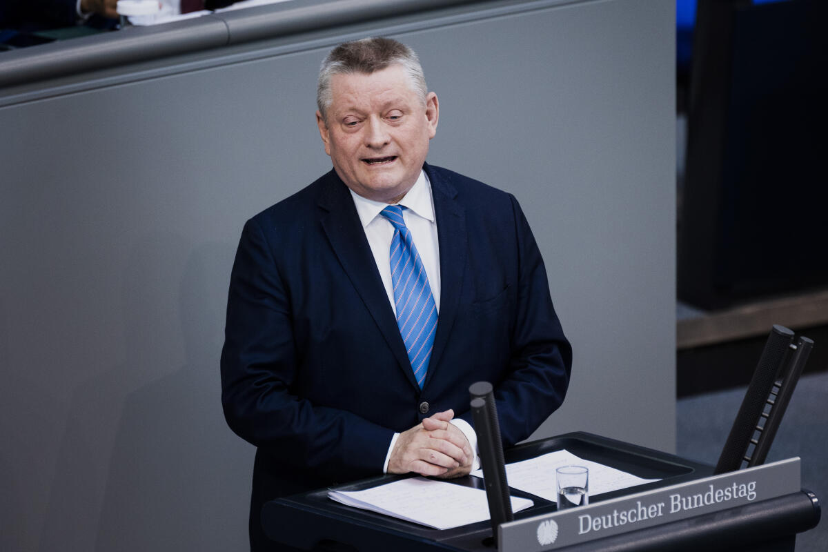 Hermann Gröhe, CDU/CSU, MdB, hält eine Rede zu EPL 11, TOP III „Arbeit und Soziales, Mindestlohn“ im Plenum. Gröhe, Hermann Hermann Gröhe, CDU/CSU, MdB, hält eine Rede zu EPL 11, TOP III „Arbeit und Soziales, Mindestlohn“ im Plenum.