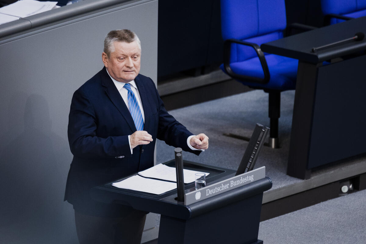 Hermann Gröhe, CDU/CSU, MdB, hält eine Rede zu EPL 11, TOP III „Arbeit und Soziales, Mindestlohn“ im Plenum. Gröhe, Hermann Hermann Gröhe, CDU/CSU, MdB, hält eine Rede zu EPL 11, TOP III „Arbeit und Soziales, Mindestlohn“ im Plenum.