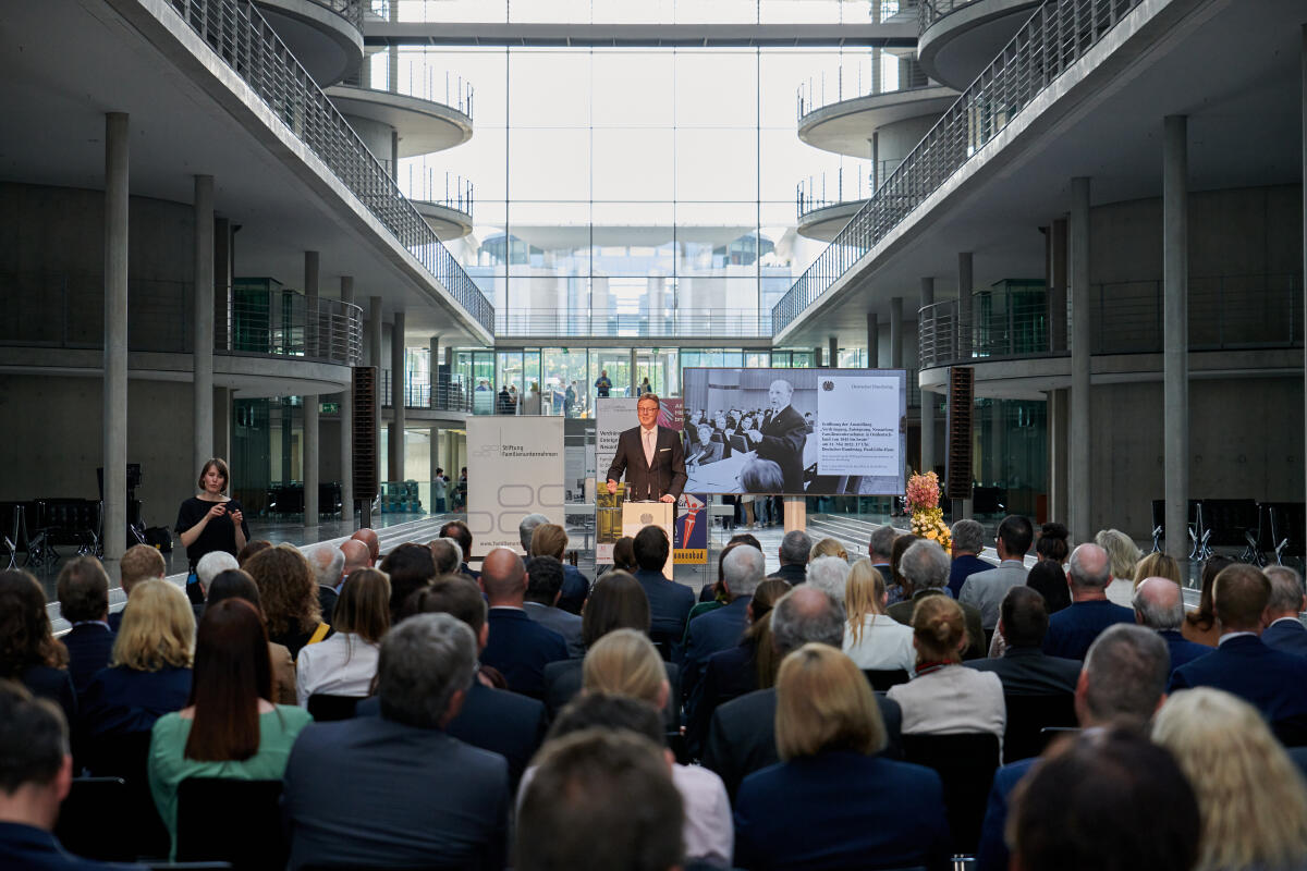 Michael Grosse-Brömer, CDU/CSU, Vorsitzender des Wirtschaftsausschusses, spricht das Grußwort zur Eröffnung der Ausstellung „Verdrängung, Enteignung, Neuanfang: Familienunternehmen in Ostdeutschland von 1945 bis heute“ im Paul-Löbe-Haus. Die Ausstellung wird im Zeitraum vom 1. bis 24. Juni 2022 im Pauls-Löbe-Haus präsentiert. Grosse-Brömer, Michael Michael Grosse-Brömer, CDU/CSU, Vorsitzender des Wirtschaftsausschusses, spricht das Grußwort zur Eröffnung der Ausstellung „Verdrängung, Enteignung, Neuanfang: Familienunternehmen in Ostdeutschland von 1945 bis heute“ im Paul-Löbe-Haus. Die Ausstellung wird im Zeitraum vom 1. bis 24. Juni 2022 im Pauls-Löbe-Haus präsentiert.