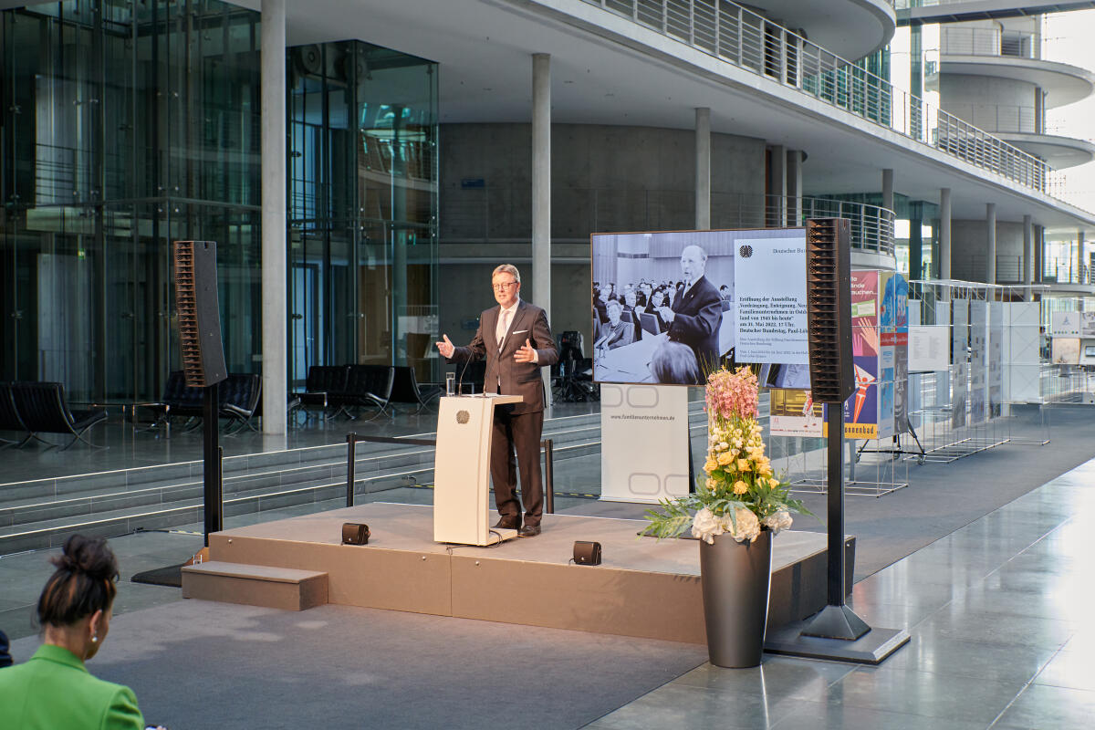 Vorsitzender des Wirtschaftsausschusses, Michael Grosse-Brömer, CDU/CSU, MdB, spricht das Grußwort zur Eröffnung der Ausstellung „Verdrängung, Enteignung, Neuanfang: Familienunternehmen in Ostdeutschland von 1945 bis heute“ im Paul-Löbe-Haus.; Die Ausstellung wird im Zeitraum vom 1. bis 24. Juni 2022 im Pauls-Löbe-Haus präsentiert. Grosse-Brömer, Michael Vorsitzender des Wirtschaftsausschusses, Michael Grosse-Brömer, CDU/CSU, MdB, spricht das Grußwort zur Eröffnung der Ausstellung „Verdrängung, Enteignung, Neuanfang: Familienunternehmen in Ostdeutschland von 1945 bis heute“ im Paul-Löbe-Haus.; Die Ausstellung wird im Zeitraum vom 1. bis 24. Juni 2022 im Pauls-Löbe-Haus präsentiert.