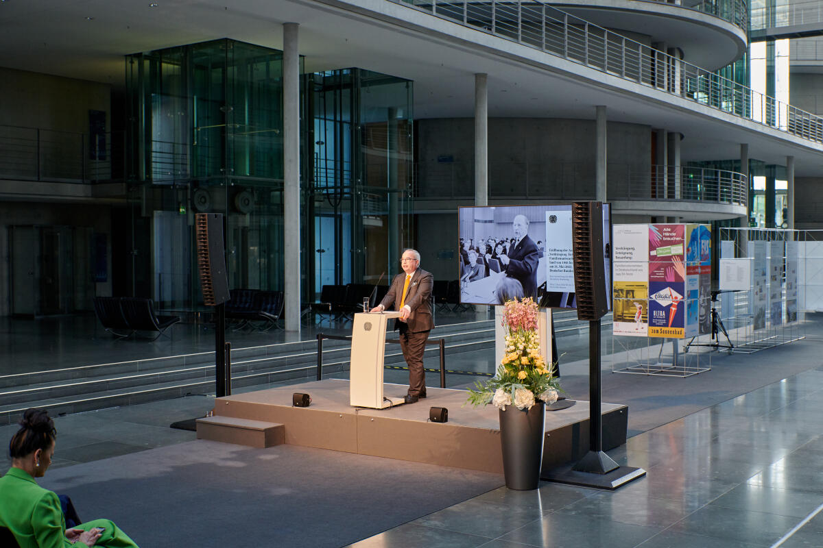 Dr. Ulrich Stoll, Mitglied des Vorstands Stiftung Familienunternehmen, führt ein in die Ausstellung „Verdrängung, Enteignung, Neuanfang: Familienunternehmen in Ostdeutschland von 1945 bis heute“ im Paul-Löbe-Haus.; Die Ausstellung wird im Zeitraum vom 1. bis 24. Juni 2022 im Pauls-Löbe-Haus präsentiert. Stoll, Ulrich Dr. Ulrich Stoll, Mitglied des Vorstands Stiftung Familienunternehmen, führt ein in die Ausstellung „Verdrängung, Enteignung, Neuanfang: Familienunternehmen in Ostdeutschland von 1945 bis heute“ im Paul-Löbe-Haus.; Die Ausstellung wird im Zeitraum vom 1. bis 24. Juni 2022 im Pauls-Löbe-Haus präsentiert.