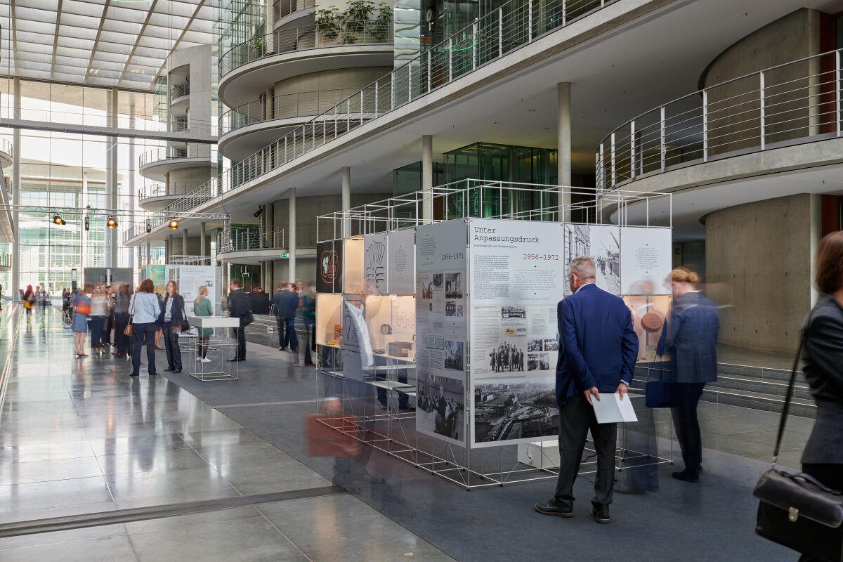 Ausstellungseröffnung der Ausstellung „Verdrängung, Enteignung, Neuanfang: Familienunternehmen in Ostdeutschland von 1945 bis heute“ im Paul-Löbe-Haus. ; Die Ausstellung wird im Zeitraum vom 1. bis 24. Juni 2022 im Pauls-Löbe-Haus präsentiert. Ausstellungseröffnung der Ausstellung „Verdrängung, Enteignung, Neuanfang: Familienunternehmen in Ostdeutschland von 1945 bis heute“ im Paul-Löbe-Haus. ; Die Ausstellung wird im Zeitraum vom 1. bis 24. Juni 2022 im Pauls-Löbe-Haus präsentiert.