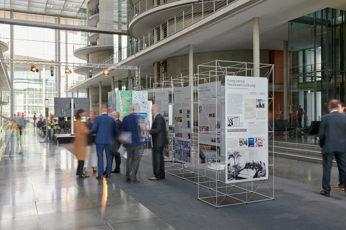 Ausstellungseröffnung der Ausstellung „Verdrängung, Enteignung, Neuanfang: Familienunternehmen in Ostdeutschland von 1945 bis heute“ im Paul-Löbe-Haus. ; Die Ausstellung wird im Zeitraum vom 1. bis 24. Juni 2022 im Pauls-Löbe-Haus präsentiert. Ausstellungseröffnung der Ausstellung „Verdrängung, Enteignung, Neuanfang: Familienunternehmen in Ostdeutschland von 1945 bis heute“ im Paul-Löbe-Haus. ; Die Ausstellung wird im Zeitraum vom 1. bis 24. Juni 2022 im Pauls-Löbe-Haus präsentiert.
