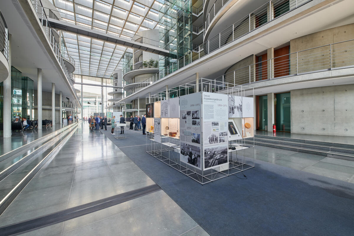 Ausstellungseröffnung der Ausstellung „Verdrängung, Enteignung, Neuanfang: Familienunternehmen in Ostdeutschland von 1945 bis heute“ im Paul-Löbe-Haus. Die Ausstellung wird im Zeitraum vom 1. bis 24. Juni 2022 im Pauls-Löbe-Haus präsentiert. Ausstellungseröffnung der Ausstellung „Verdrängung, Enteignung, Neuanfang: Familienunternehmen in Ostdeutschland von 1945 bis heute“ im Paul-Löbe-Haus. Die Ausstellung wird im Zeitraum vom 1. bis 24. Juni 2022 im Pauls-Löbe-Haus präsentiert.