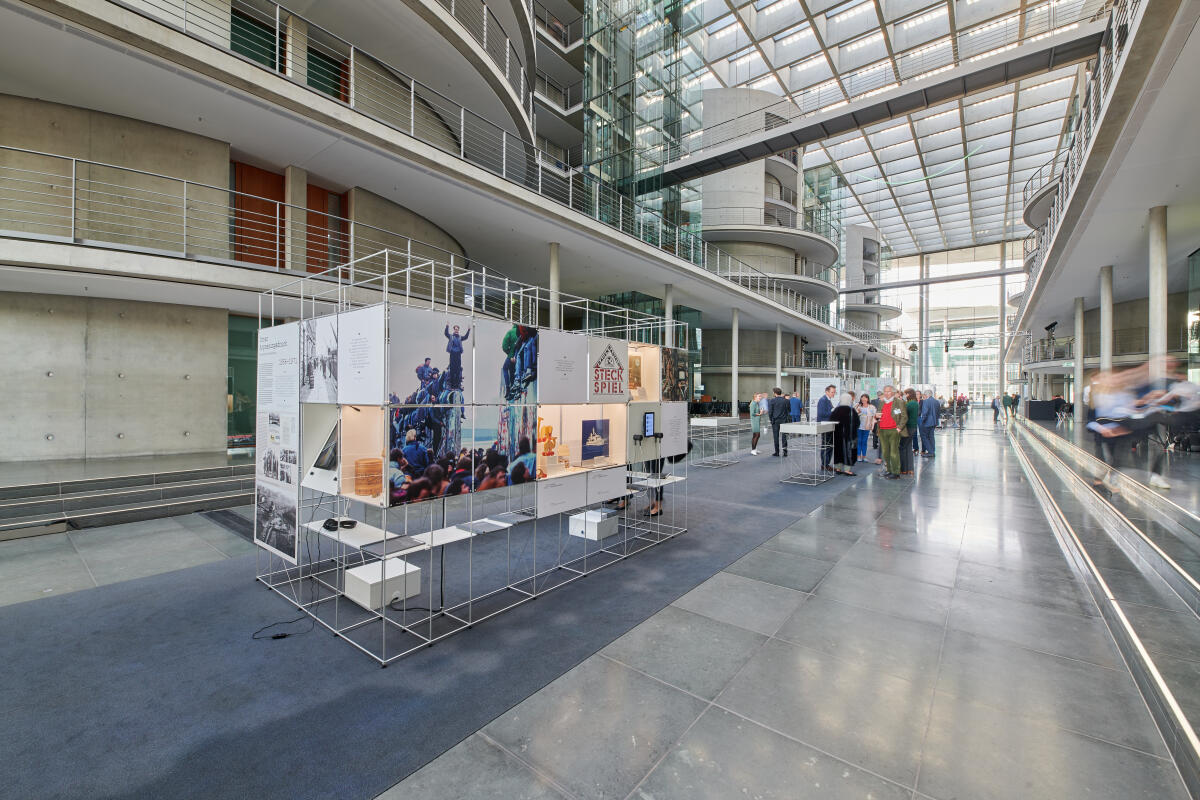 Ausstellungseröffnung der Ausstellung „Verdrängung, Enteignung, Neuanfang: Familienunternehmen in Ostdeutschland von 1945 bis heute“ im Paul-Löbe-Haus. Die Ausstellung wird im Zeitraum vom 1. bis 24. Juni 2022 im Pauls-Löbe-Haus präsentiert. Ausstellungseröffnung der Ausstellung „Verdrängung, Enteignung, Neuanfang: Familienunternehmen in Ostdeutschland von 1945 bis heute“ im Paul-Löbe-Haus. Die Ausstellung wird im Zeitraum vom 1. bis 24. Juni 2022 im Pauls-Löbe-Haus präsentiert.
