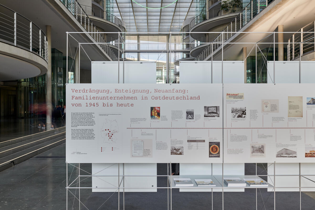 Detail der Ausstellung „Verdrängung, Enteignung, Neuanfang: Familienunternehmen in Ostdeutschland von 1945 bis heute“ im Paul-Löbe-Haus. Die Ausstellung wird im Zeitraum vom 1. bis 24. Juni 2022 im Pauls-Löbe-Haus präsentiert. Detail der Ausstellung „Verdrängung, Enteignung, Neuanfang: Familienunternehmen in Ostdeutschland von 1945 bis heute“ im Paul-Löbe-Haus. Die Ausstellung wird im Zeitraum vom 1. bis 24. Juni 2022 im Pauls-Löbe-Haus präsentiert.