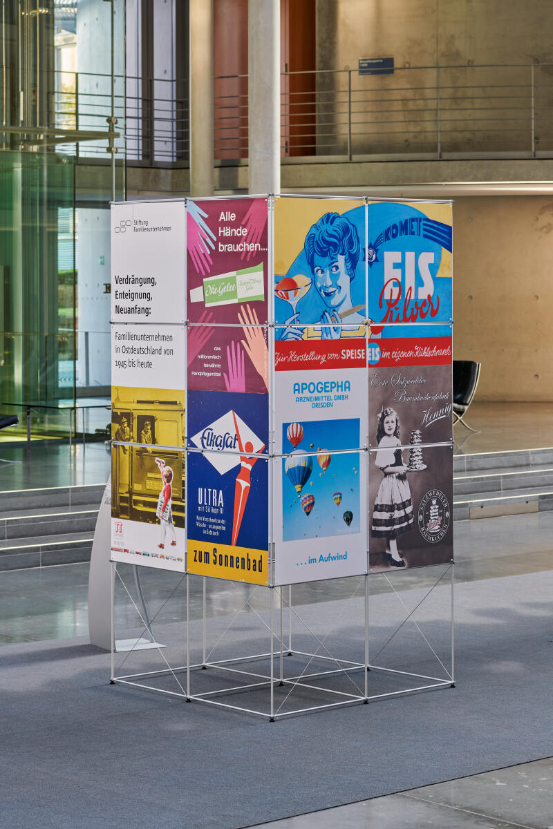 Detail der Ausstellung „Verdrängung, Enteignung, Neuanfang: Familienunternehmen in Ostdeutschland von 1945 bis heute“ im Paul-Löbe-Haus. Die Ausstellung wird im Zeitraum vom 1. bis 24. Juni 2022 im Pauls-Löbe-Haus präsentiert. Detail der Ausstellung „Verdrängung, Enteignung, Neuanfang: Familienunternehmen in Ostdeutschland von 1945 bis heute“ im Paul-Löbe-Haus. Die Ausstellung wird im Zeitraum vom 1. bis 24. Juni 2022 im Pauls-Löbe-Haus präsentiert.