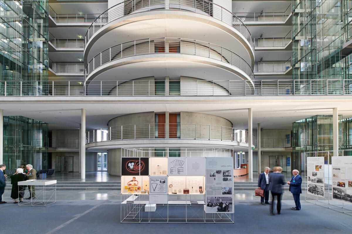 Ausstellungseröffnung der Ausstellung „Verdrängung, Enteignung, Neuanfang: Familienunternehmen in Ostdeutschland von 1945 bis heute“ im Paul-Löbe-Haus. Die Ausstellung wird im Zeitraum vom 1. bis 24. Juni 2022 im Pauls-Löbe-Haus präsentiert. Ausstellungseröffnung der Ausstellung „Verdrängung, Enteignung, Neuanfang: Familienunternehmen in Ostdeutschland von 1945 bis heute“ im Paul-Löbe-Haus. Die Ausstellung wird im Zeitraum vom 1. bis 24. Juni 2022 im Pauls-Löbe-Haus präsentiert.