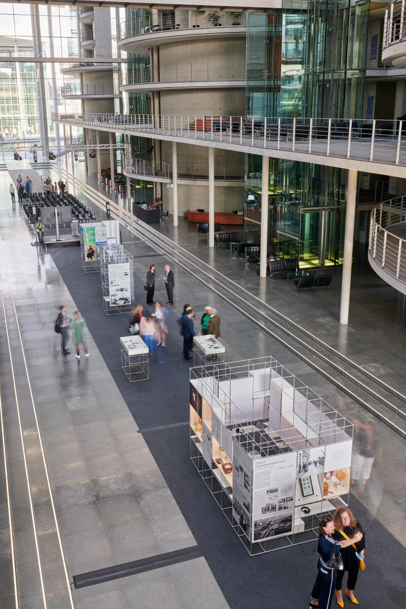 Ausstellungseröffnung der Ausstellung „Verdrängung, Enteignung, Neuanfang: Familienunternehmen in Ostdeutschland von 1945 bis heute“ im Paul-Löbe-Haus. Die Ausstellung wird im Zeitraum vom 1. bis 24. Juni 2022 im Pauls-Löbe-Haus präsentiert. Ausstellungseröffnung der Ausstellung „Verdrängung, Enteignung, Neuanfang: Familienunternehmen in Ostdeutschland von 1945 bis heute“ im Paul-Löbe-Haus. Die Ausstellung wird im Zeitraum vom 1. bis 24. Juni 2022 im Pauls-Löbe-Haus präsentiert.