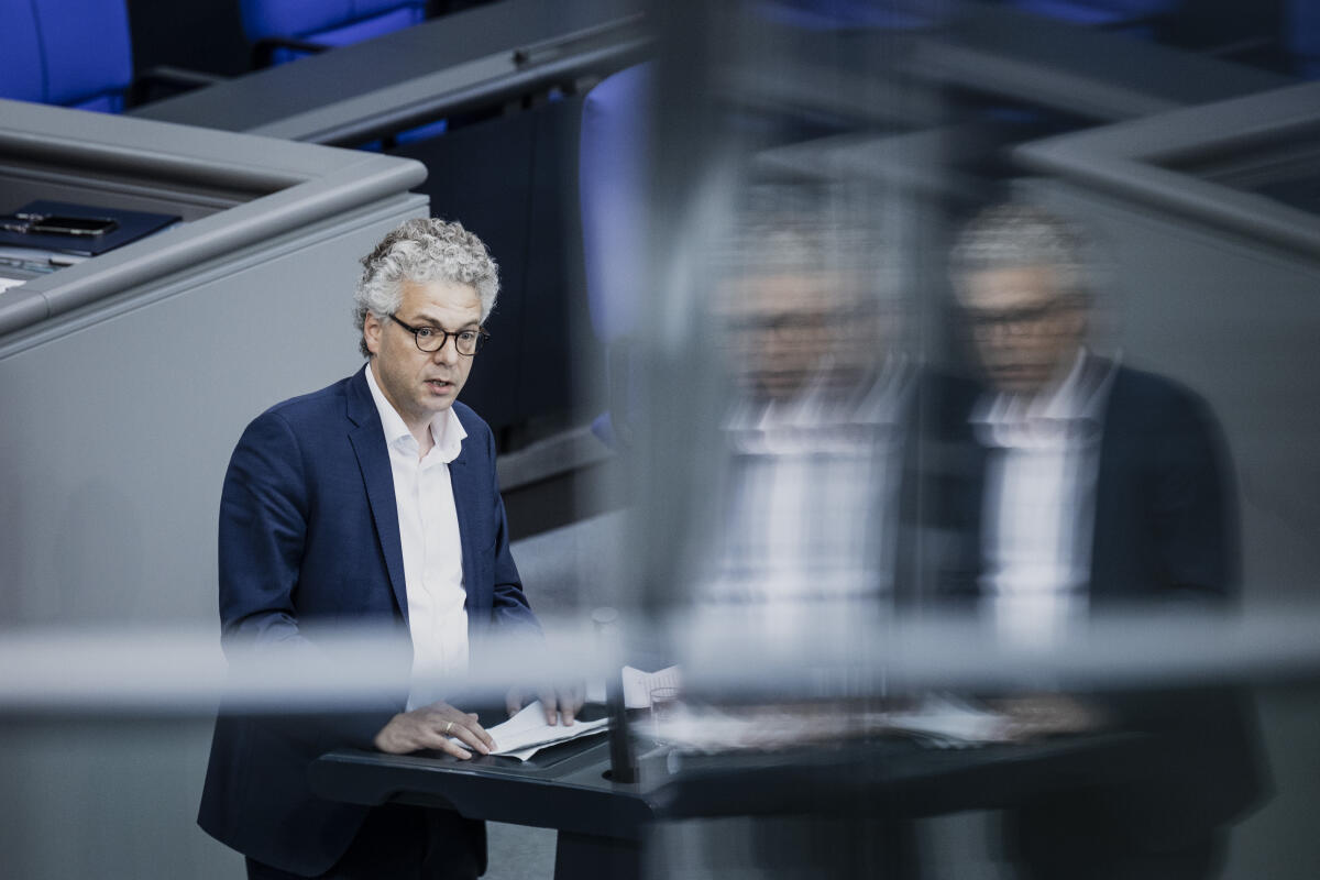Dr. Stefan Nacke, CDU/CSU, MdB, hält eine Rede zu TOP VI, ZP 2 „Rentenanpassung 2022“ im Plenum. Nacke, Stefan Dr. Stefan Nacke, CDU/CSU, MdB, hält eine Rede zu TOP VI, ZP 2 „Rentenanpassung 2022“ im Plenum.