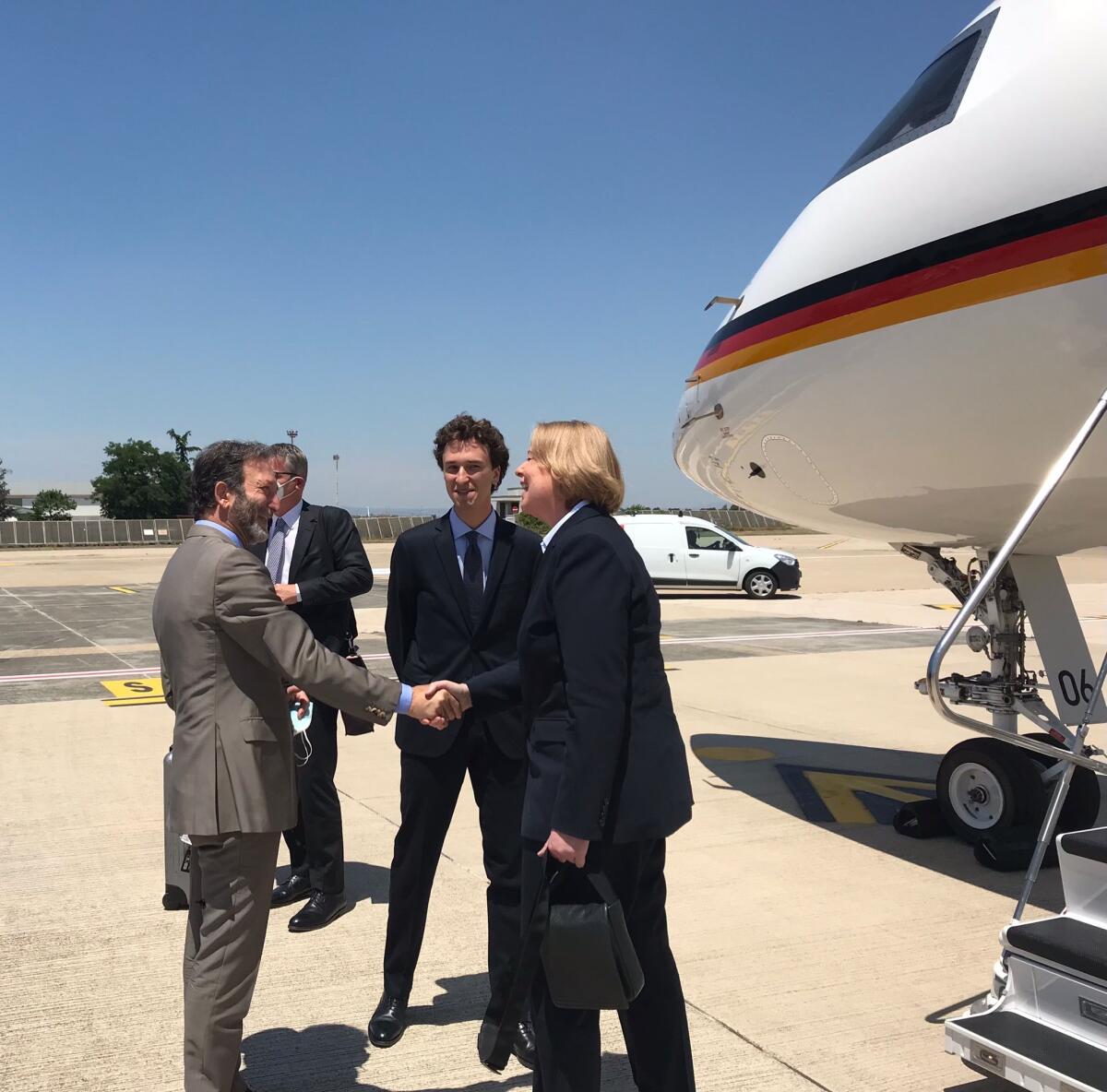Bas, Bärbel; Elbling, Viktor Bundestagspräsidentin Bärbel Bas (r), SPD, MdB, reist zum Antrittsbesuch nach Rom. Hier bei der Begrüßung durch den Botschafter der Deutschen Botschaft Rom, Viktor Elbling (l).