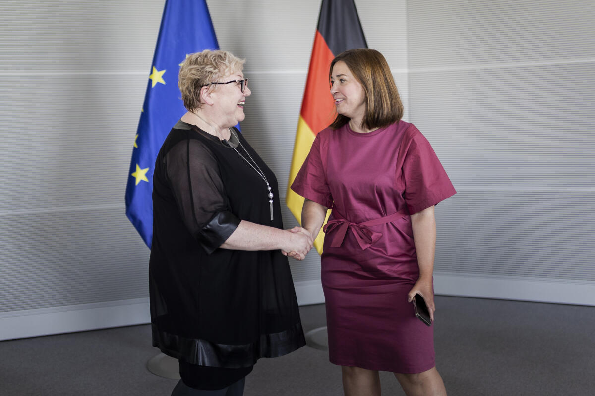 Die erste Bundesbeauftragte für die Opfer der SED-Diktatur beim Deutschen Bundestag, Evelyn Zupke (l), übergibt ihren Jahresbericht an den Deutschen Bundestag. In Vertretung der Bundestagspräsidentin nimmt Vizepräsidentin Yvonne Magwas (r), CDU/CSU, MdB, den Bericht entgegen. Magwas, Yvonne; Zupke, Evelyn Die erste Bundesbeauftragte für die Opfer der SED-Diktatur beim Deutschen Bundestag, Evelyn Zupke (l), übergibt ihren Jahresbericht an den Deutschen Bundestag. In Vertretung der Bundestagspräsidentin nimmt Vizepräsidentin Yvonne Magwas (r), CDU/CSU, MdB, den Bericht entgegen.