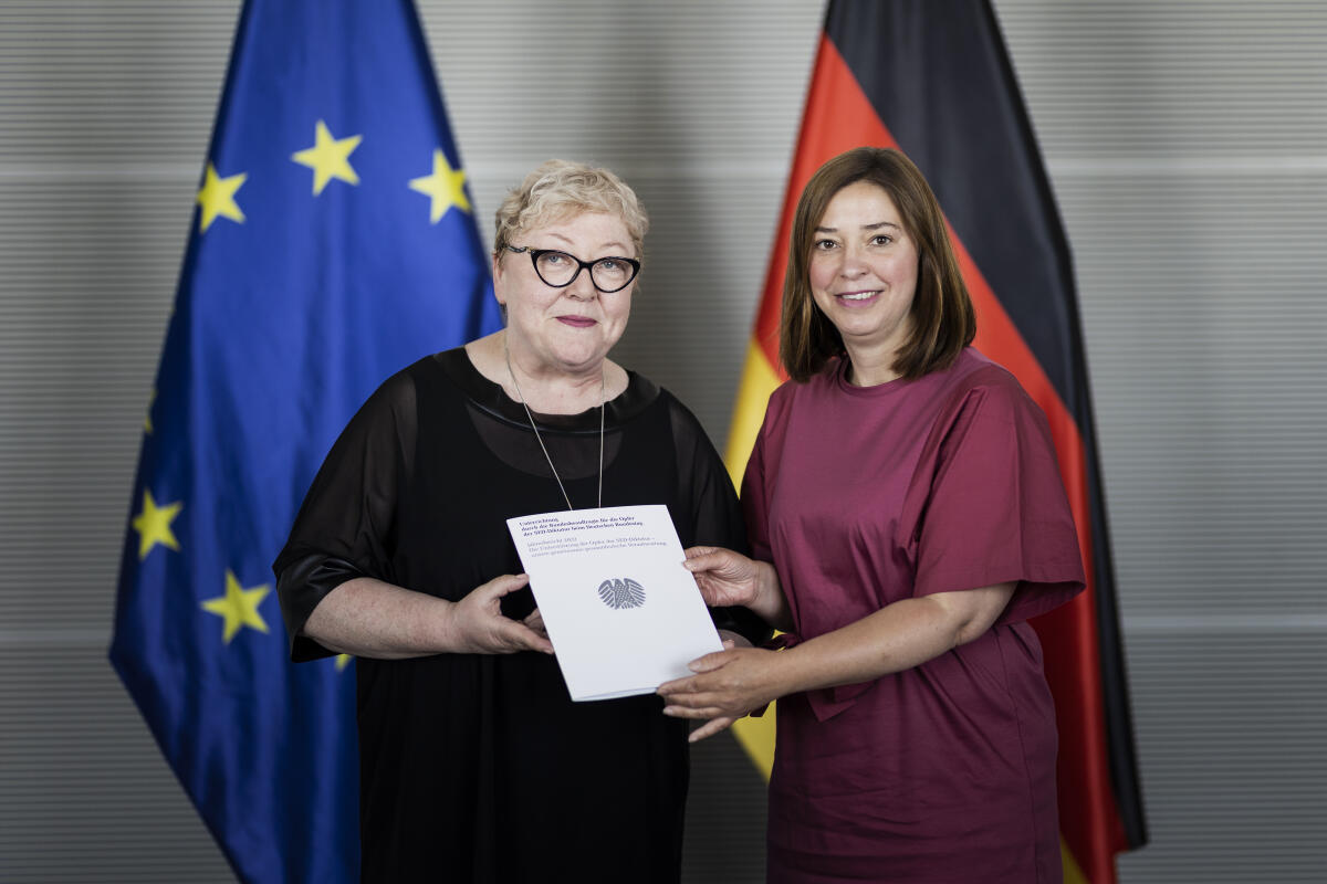 Die erste Bundesbeauftragte für die Opfer der SED-Diktatur beim Deutschen Bundestag, Evelyn Zupke (l), übergibt ihren Jahresbericht an den Deutschen Bundestag. In Vertretung der Bundestagspräsidentin nimmt Vizepräsidentin Yvonne Magwas (r), CDU/CSU, MdB, den Bericht entgegen. Magwas, Yvonne; Zupke, Evelyn Die erste Bundesbeauftragte für die Opfer der SED-Diktatur beim Deutschen Bundestag, Evelyn Zupke (l), übergibt ihren Jahresbericht an den Deutschen Bundestag. In Vertretung der Bundestagspräsidentin nimmt Vizepräsidentin Yvonne Magwas (r), CDU/CSU, MdB, den Bericht entgegen.