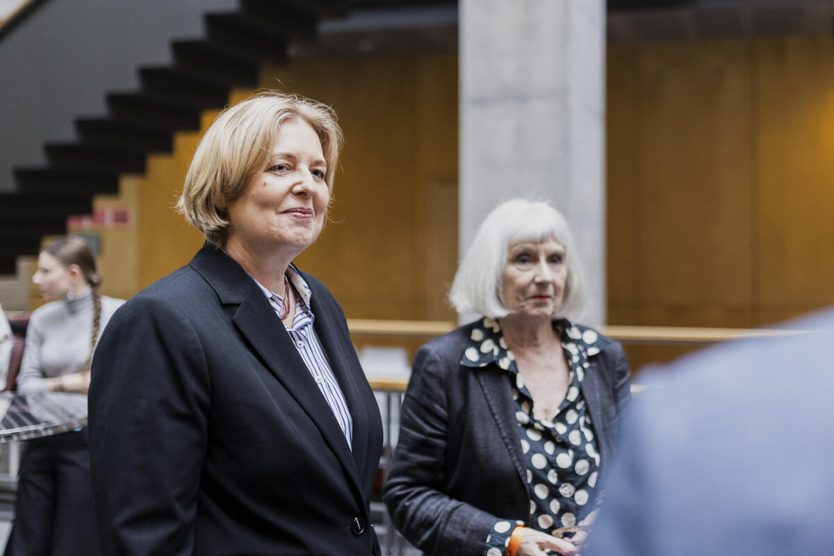 Möbus, Christiane; Bas, Bärbel Bundestagspräsidentin Bärbel Bas (l), SPD, MdB, beim Empfang zur Einweihung der wieder in Betrieb genommenen Installation „Auf und ab und unterwegs“ von Prof. Christiane Möbus (r).