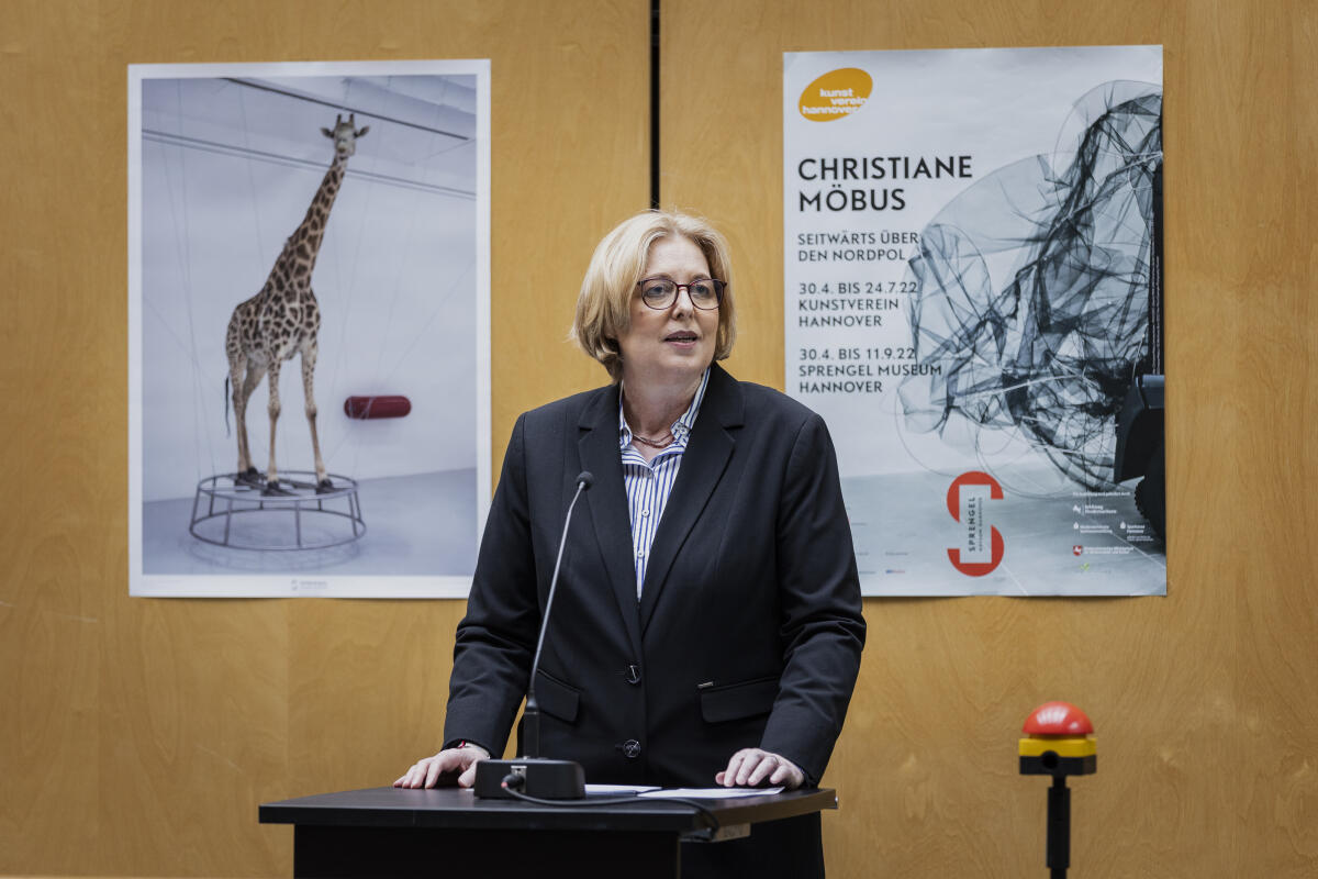 Bundestagspräsidentin Bärbel Bas (im Bild), SPD, MdB, beim Empfang zur Einweihung der wieder in Betrieb genommenen Installation „Auf und ab und unterwegs“ von Prof. Christiane Möbus. Bas, Bärbel Bundestagspräsidentin Bärbel Bas (im Bild), SPD, MdB, beim Empfang zur Einweihung der wieder in Betrieb genommenen Installation „Auf und ab und unterwegs“ von Prof. Christiane Möbus.