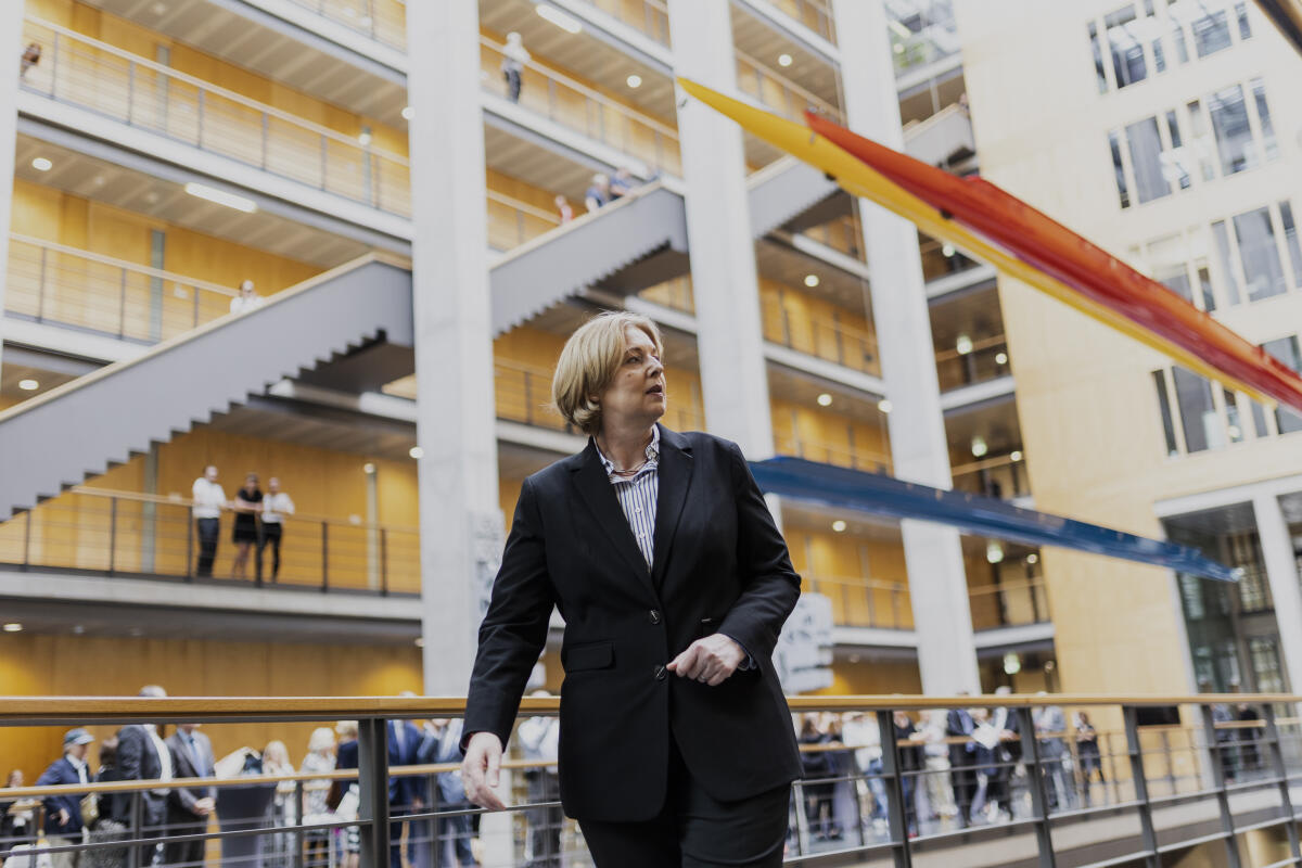 Bundestagspräsidentin Bärbel Bas (im Bild), SPD, MdB, beim Empfang zur Einweihung der wieder in Betrieb genommenen Installation „Auf und ab und unterwegs“ von Prof. Christiane Möbus. Bas, Bärbel Bundestagspräsidentin Bärbel Bas (im Bild), SPD, MdB, beim Empfang zur Einweihung der wieder in Betrieb genommenen Installation „Auf und ab und unterwegs“ von Prof. Christiane Möbus.
