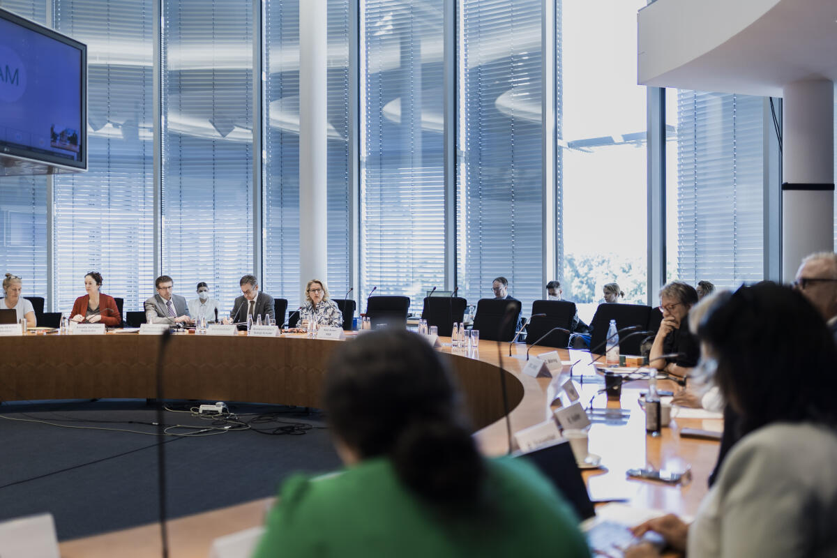 Bundesministerin für wirtschaftliche Zusammenarbeit und Entwicklung Svenja Schulze, SPD, MdB, zu Gast im Ausschuss für wirtschaftliche Zusammenarbeit und Entwicklung. Blick in den Saal. Bundesministerin für wirtschaftliche Zusammenarbeit und Entwicklung Svenja Schulze, SPD, MdB, zu Gast im Ausschuss für wirtschaftliche Zusammenarbeit und Entwicklung. Blick in den Saal.