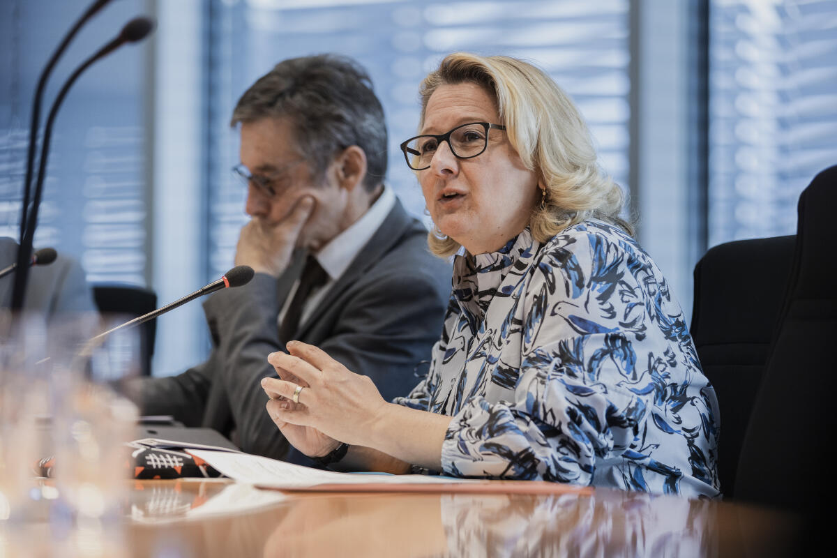 Bundesministerin für wirtschaftliche Zusammenarbeit und Entwicklung Svenja Schulze (r), SPD, MdB, zu Gast im Ausschuss für wirtschaftliche Zusammenarbeit und Entwicklung unter Leitung des stellvertretenden Vorsitzenden Dr. Christoph Hoffmann (l), FDP, MdB. Hoffmann, Christoph; Schulze, Svenja Bundesministerin für wirtschaftliche Zusammenarbeit und Entwicklung Svenja Schulze (r), SPD, MdB, zu Gast im Ausschuss für wirtschaftliche Zusammenarbeit und Entwicklung unter Leitung des stellvertretenden Vorsitzenden Dr. Christoph Hoffmann (l), FDP, MdB.