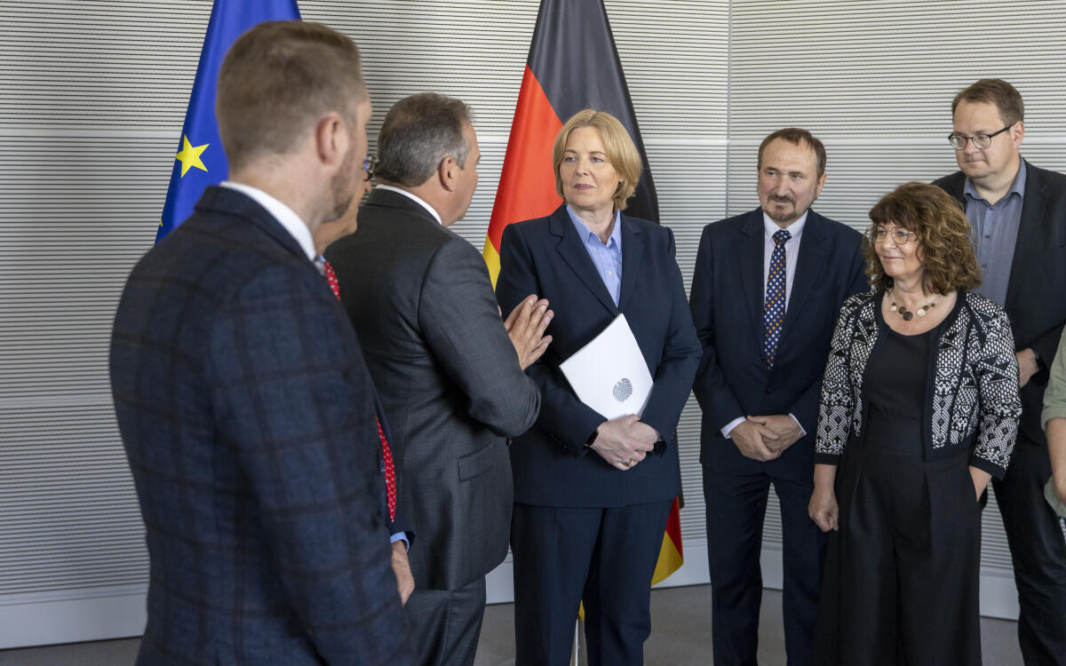 Bas, Bärbel; Stamm-Fibich, Martina; Todtenhausen, Manfred; Pellmann, Sören Übergabe des Jahresberichts 2021 des Petitionsausschusses an Bundestagspräsidentin Bärbel Bas (m), SPD, MdB, durch die Vorsitzende Martina Stamm-Fibich (2vr), SPD, MdB. Hier mit Manfred Todtenhausen (3vr), FDP, MdB, und Sören Pellmann (r), Die Linke., MdB.