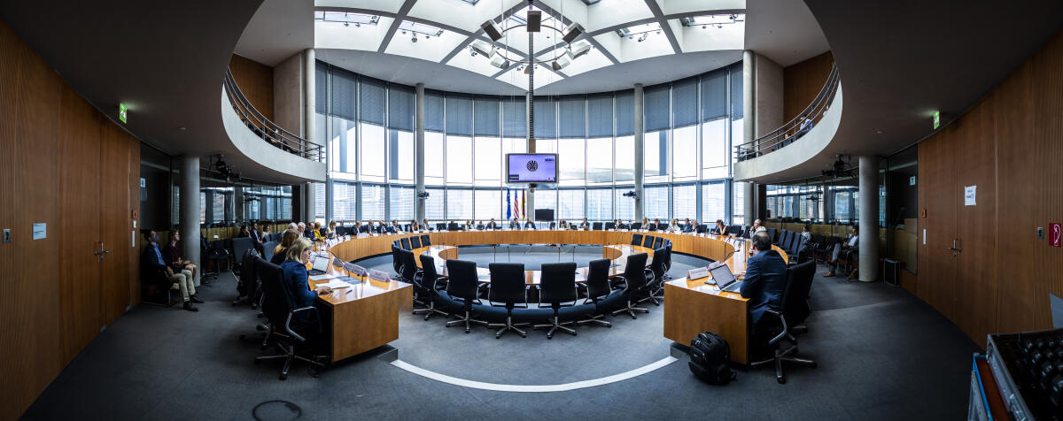 Bundesminister für Arbeit und Soziales Hubertus Heil, SPD, MdB, zu Gast im Ausschuss für die Angelegenheiten der Europäischen Union. Blick in den Saal. Bundesminister für Arbeit und Soziales Hubertus Heil, SPD, MdB, zu Gast im Ausschuss für die Angelegenheiten der Europäischen Union. Blick in den Saal.