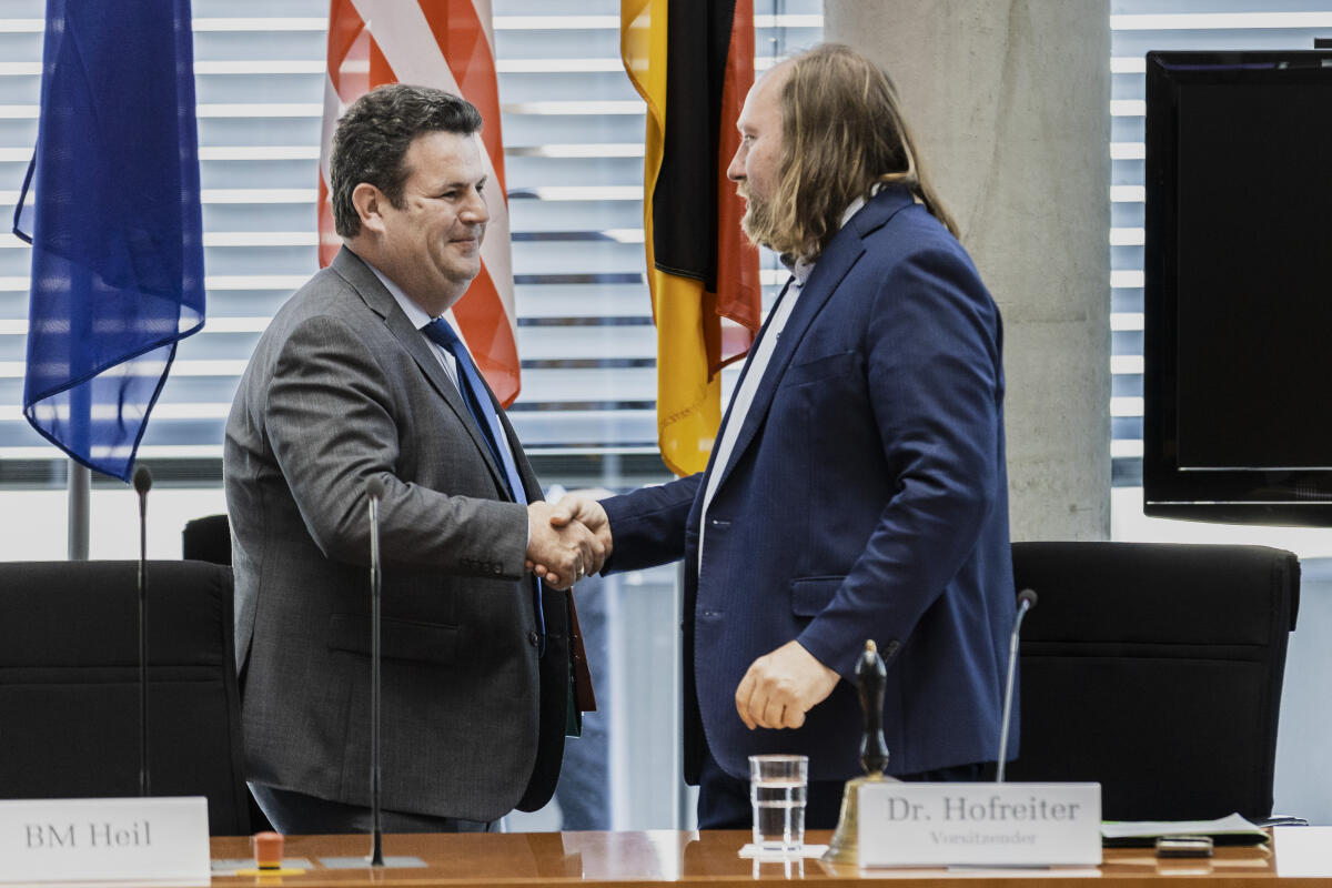 Bundesminister für Arbeit und Soziales Hubertus Heil (l), SPD, MdB, zu Gast im Ausschuss für die Angelegenheiten der Europäischen Union unter Leitung des Vorsitzenden Dr. Anton Hofreiter (r), Bündnis 90/Die Grünen, MdB. Hofreiter, Anton; Heil, Hubertus Bundesminister für Arbeit und Soziales Hubertus Heil (l), SPD, MdB, zu Gast im Ausschuss für die Angelegenheiten der Europäischen Union unter Leitung des Vorsitzenden Dr. Anton Hofreiter (r), Bündnis 90/Die Grünen, MdB.