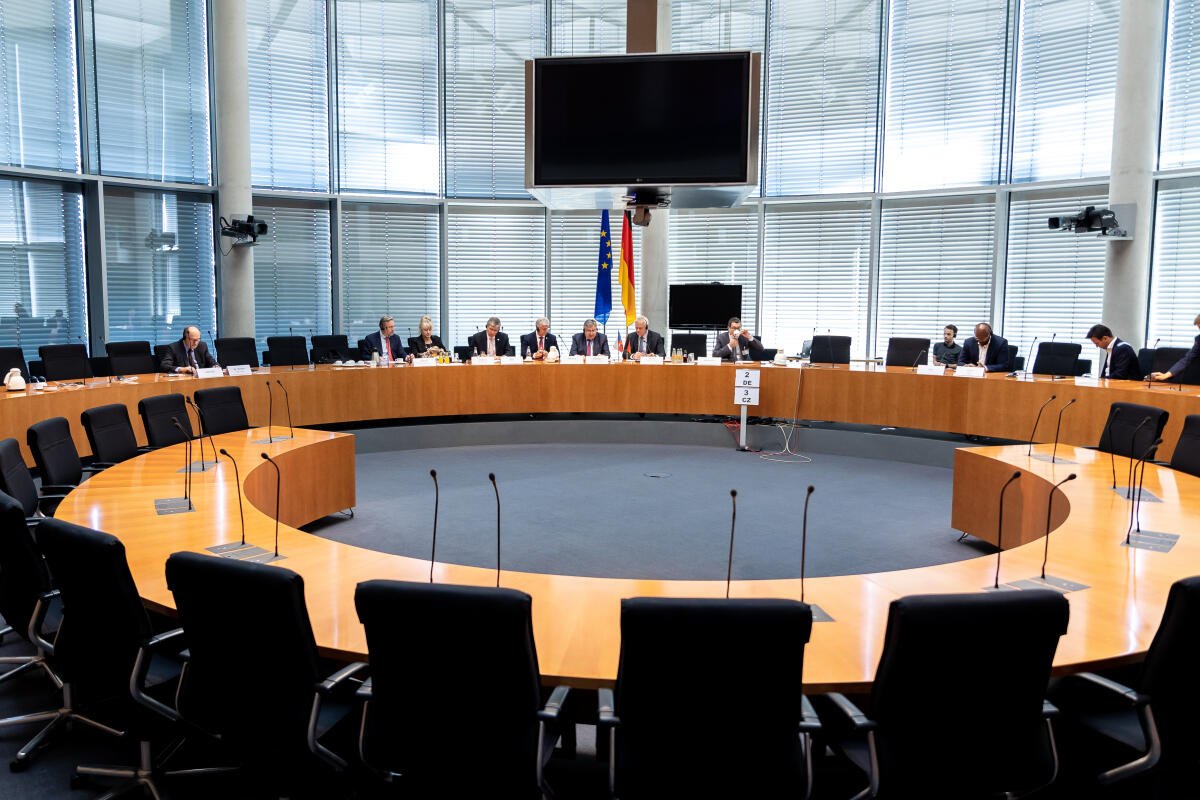 Von dem Senatsausschuss für Wirtschaft, Landwirtschaft und Verkehr des Parlaments der Tschechischen Republik sind der Vorsitzende Vladislav Vilímec, der stellvertretende Vorsitzende, Ladislav Kos, und Herbert Pavera zu Gast im Finanzausschuss. Blick in den Saal. Von dem Senatsausschuss für Wirtschaft, Landwirtschaft und Verkehr des Parlaments der Tschechischen Republik sind der Vorsitzende Vladislav Vilímec, der stellvertretende Vorsitzende, Ladislav Kos, und Herbert Pavera zu Gast im Finanzausschuss. Blick in den Saal.