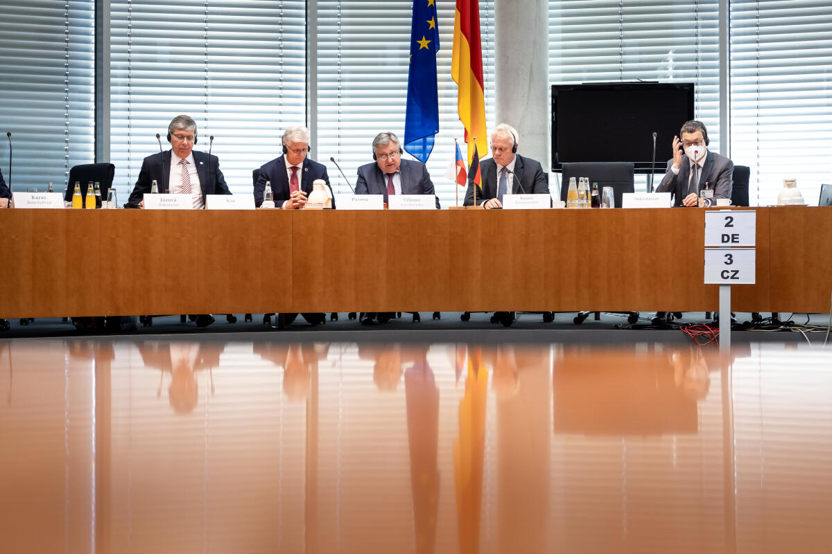 Von dem Senatsausschuss für Wirtschaft, Landwirtschaft und Verkehr des Parlaments der Tschechischen Republik sind der Vorsitzende Vladislav Vilímec (m), der stellvertretende Vorsitzende, Ladislav Kos (l), und Herbert Pavera (2vl) zu Gast im Finanzausschuss unter Leitung des Vorsitzenden Alois Rainer (2vr), CDU/CSU, MdB. Kos, Ladislav; Vilímec, Vladislav; Pavera, Herbert; Rainer, Alois Von dem Senatsausschuss für Wirtschaft, Landwirtschaft und Verkehr des Parlaments der Tschechischen Republik sind der Vorsitzende Vladislav Vilímec (m), der stellvertretende Vorsitzende, Ladislav Kos (l), und Herbert Pavera (2vl) zu Gast im Finanzausschuss unter Leitung des Vorsitzenden Alois Rainer (2vr), CDU/CSU, MdB.
