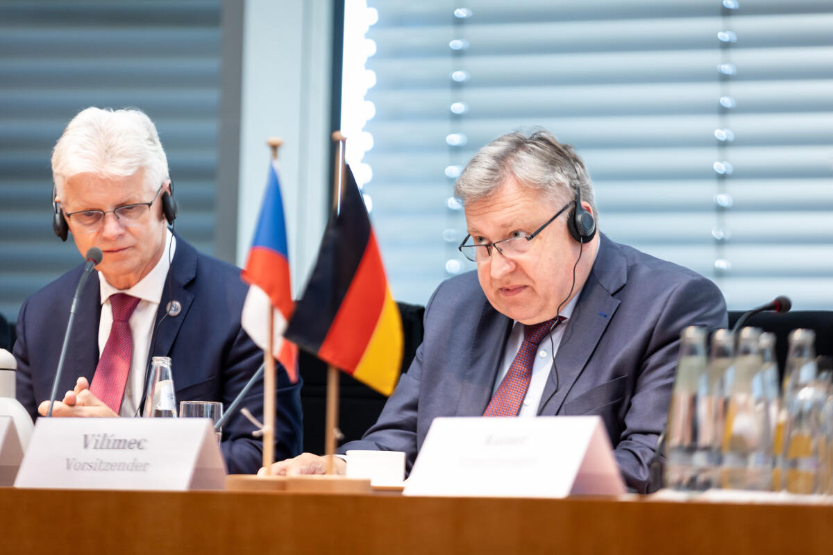 Mitglieder des Senatsausschusses für Wirtschaft, Landwirtschaft und Verkehr des Parlaments der Tschechischen Republik zu Gast im Finanzausschuss. Hier Herbert Pavera (l) und der Vorsitzende Vladislav Vilímec (r). Vilímec, Vladislav; Pavera, Herbert Mitglieder des Senatsausschusses für Wirtschaft, Landwirtschaft und Verkehr des Parlaments der Tschechischen Republik zu Gast im Finanzausschuss. Hier Herbert Pavera (l) und der Vorsitzende Vladislav Vilímec (r).