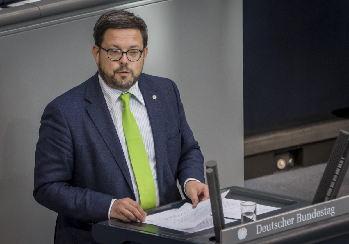 Lars Rohwer, CDU/CSU, MdB, hält eine Rede zu ZP 5,6 „Innovationsschub für Ostdeutschland“ im Plenum. Rohwer, Lars Lars Rohwer, CDU/CSU, MdB, hält eine Rede zu ZP 5,6 „Innovationsschub für Ostdeutschland“ im Plenum.