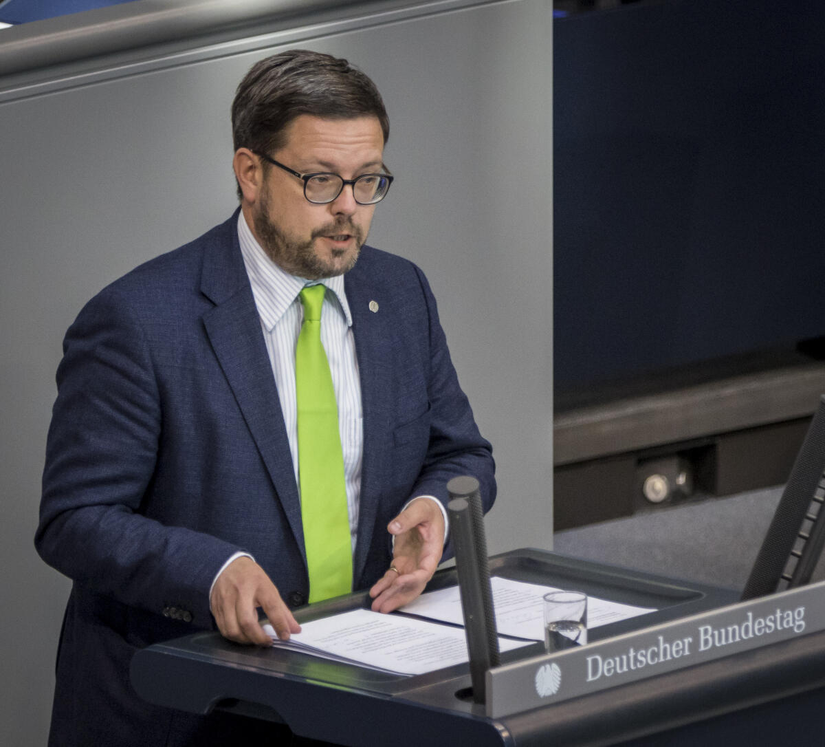 Lars Rohwer, CDU/CSU, MdB, hält eine Rede zu ZP 5,6 „Innovationsschub für Ostdeutschland“ im Plenum. Rohwer, Lars Lars Rohwer, CDU/CSU, MdB, hält eine Rede zu ZP 5,6 „Innovationsschub für Ostdeutschland“ im Plenum.