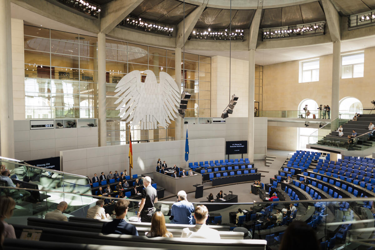 Blick in den Plenarsaal des Bundestages, während Sonnenstrahlen die Besucher in ein helles Licht hüllen. Aufgenommen vor der Befragung der Bundesregierung im Deutschen Bundestag am 22.06.2022.