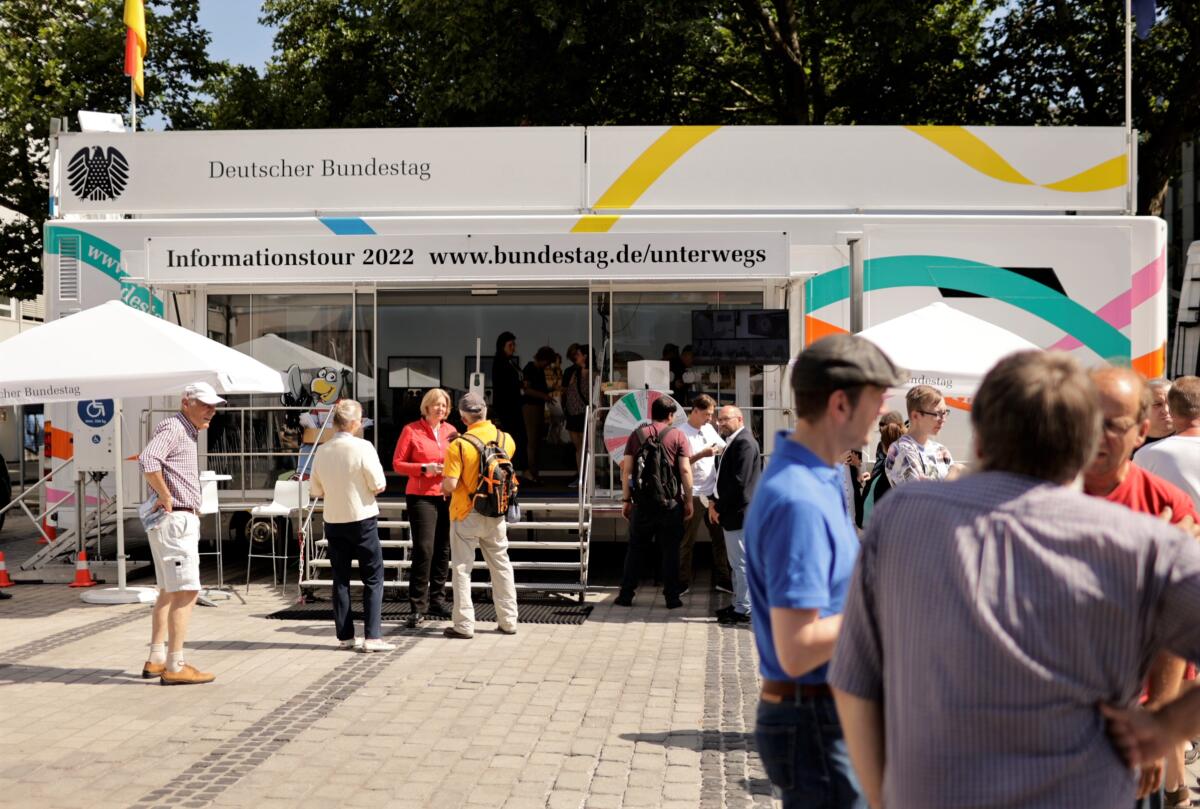 Bundestagspräsidentin Bärbel Bas, SPD, MdB, (3. von links), begrüßt am Infomobil des Deutschen Bundestages in Duisburg Bürgerinnen und Bürger für Gespräche.; Das Infomobil will die Öffentlichkeit an zentralen publikumswirksamen Plätzen über die Arbeit des Parlaments und seiner Mitglieder informieren. Bürgerinnen und Bürger haben Gelegenheit, mit ihren Bundestagsabgeordneten aus dem Wahlkreis in Kontakt zu treten und sich aus erster Hand über Aufgaben und Arbeitsweise des Parlaments zu informieren. Bas, Bärbel Bundestagspräsidentin Bärbel Bas, SPD, MdB, (3. von links), begrüßt am Infomobil des Deutschen Bundestages in Duisburg Bürgerinnen und Bürger für Gespräche.; Das Infomobil will die Öffentlichkeit an zentralen publikumswirksamen Plätzen über die Arbeit des Parlaments und seiner Mitglieder informieren. Bürgerinnen und Bürger haben Gelegenheit, mit ihren Bundestagsabgeordneten aus dem Wahlkreis in Kontakt zu treten und sich aus erster Hand über Aufgaben und Arbeitsweise des Parlaments zu informieren.