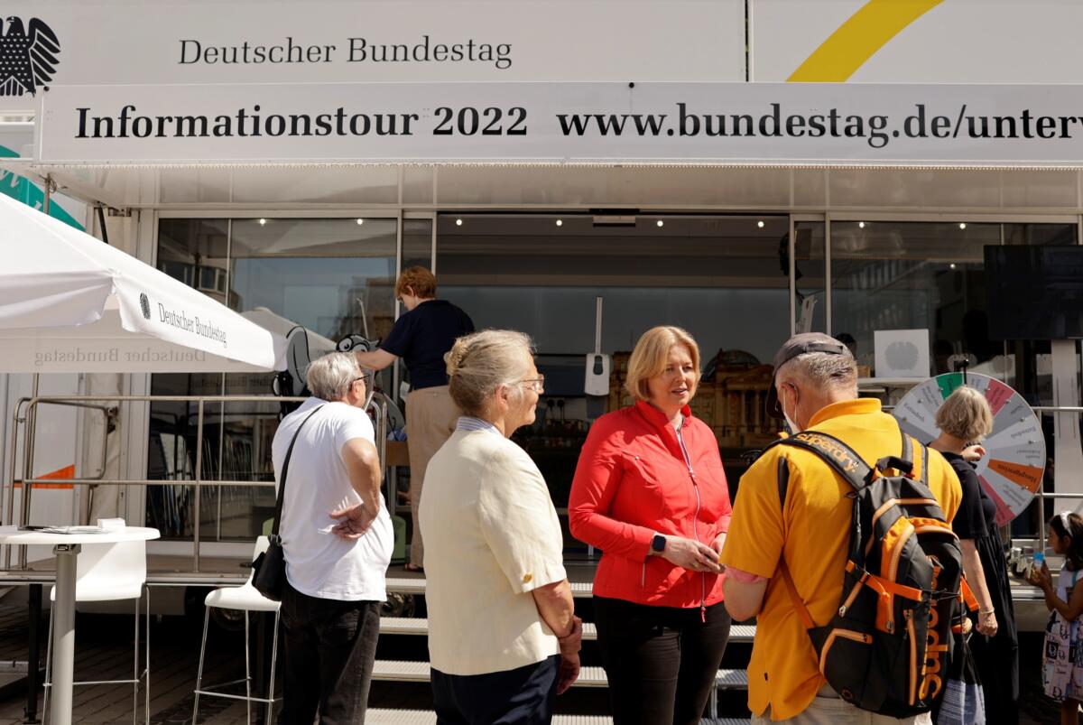 Bundestagspräsidentin Bärbel Bas, SPD, MdB, (3, von links), begrüßt am Infomobil des Deutschen Bundestages in Duisburg Bürgerinnen und Bürger für Gespräche.; Das Infomobil will die Öffentlichkeit an zentralen publikumswirksamen Plätzen über die Arbeit des Parlaments und seiner Mitglieder informieren. Bürgerinnen und Bürger haben Gelegenheit, mit ihren Bundestagsabgeordneten aus dem Wahlkreis in Kontakt zu treten und sich aus erster Hand über Aufgaben und Arbeitsweise des Parlaments zu informieren. Bas, Bärbel Bundestagspräsidentin Bärbel Bas, SPD, MdB, (3, von links), begrüßt am Infomobil des Deutschen Bundestages in Duisburg Bürgerinnen und Bürger für Gespräche.; Das Infomobil will die Öffentlichkeit an zentralen publikumswirksamen Plätzen über die Arbeit des Parlaments und seiner Mitglieder informieren. Bürgerinnen und Bürger haben Gelegenheit, mit ihren Bundestagsabgeordneten aus dem Wahlkreis in Kontakt zu treten und sich aus erster Hand über Aufgaben und Arbeitsweise des Parlaments zu informieren.