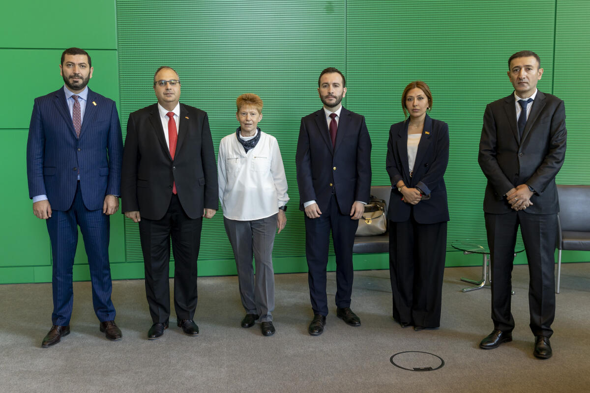 Bundestagsvizepräsidentin Petra Pau, Die Linke, MdB, empfängt Abgeordnete der Nationalversammlung der Republik Armenien. Vlnr: Herr Rustam Bakoyan, stellvertretender Vorsitzender des Ständigen Ausschusses für den Schutz der Menschenrechte und öffentliche Angelegenheiten; Herr Dr. Vladimir Vardanyan, Vorsitzender des Ständigen Ausschusses für Staats- und Rechtsangelegenheiten, Leiter der Freundschaftsgruppe Armenien-Deutschland; Bundestagsvizepräsidentin Petra Pau, Die Linke., MdB; Herr Hayk Konjoryan, Vorsitzender der Zivilvertragsgruppe im Parlament der Republik Armenien; Frau Lilit Kirakosyan, Mitglied des Ständigen Ausschusses für Territorialverwaltung, lokale Selbstverwaltung, Landwirtschaft und Umweltschutz; Herr Babken Tunyan, stellvertretender Vorsitzender des Ständigen Ausschusses für Wirtschaft. Pau, Petra Bundestagsvizepräsidentin Petra Pau, Die Linke, MdB, empfängt Abgeordnete der Nationalversammlung der Republik Armenien. Vlnr: Herr Rustam Bakoyan, stellvertretender Vorsitzender des Ständigen Ausschusses für den Schutz der Menschenrechte und öffentliche Angelegenheiten; Herr Dr. Vladimir Vardanyan, Vorsitzender des Ständigen Ausschusses für Staats- und Rechtsangelegenheiten, Leiter der Freundschaftsgruppe Armenien-Deutschland; Bundestagsvizepräsidentin Petra Pau, Die Linke., MdB; Herr Hayk Konjoryan, Vorsitzender der Zivilvertragsgruppe im Parlament der Republik Armenien; Frau Lilit Kirakosyan, Mitglied des Ständigen Ausschusses für Territorialverwaltung, lokale Selbstverwaltung, Landwirtschaft und Umweltschutz; Herr Babken Tunyan, stellvertretender Vorsitzender des Ständigen Ausschusses für Wirtschaft.