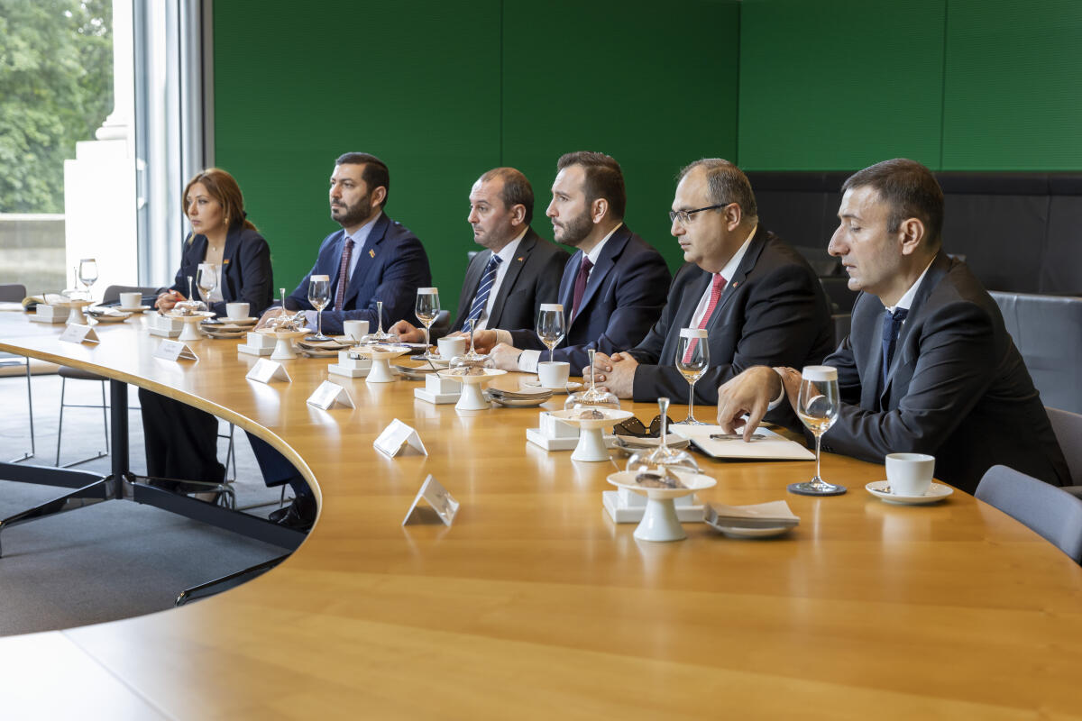 Bundestagsvizepräsidentin Petra Pau, Die Linke, MdB, empfängt Abgeordnete der Nationalversammlung der Republik Armenien. Vlnr.: Frau Lilit Kirakosyan Mitglied des Ständigen Ausschusses für Territorialverwaltung, lokale Selbstverwaltung, Landwirtschaft und Umweltschutz; Herr Rustam Bakoyan, stellvertretender Vorsitzender des Ständigen Ausschusses für den Schutz der Menschenrechte und öffentliche Angelegenheiten; S.E. Herr Viktor Yengibaryan, Botschafter der Republik Armenien; Herr Hayk Konjoryan, Vorsitzender der Zivilvertragsgruppe im Parlament der Republik Armenien; Herr Dr. Vladimir Vardanyan, Vorsitzender des Ständigen Ausschusses für Staats- und Rechtsangelegenheiten, Leiter der Freundschaftsgruppe Armenien-Deutschland; Herr Babken Tunyan, stellvertretender Vorsitzender des Ständigen Ausschusses für Wirtschaft. Pau, Petra Bundestagsvizepräsidentin Petra Pau, Die Linke, MdB, empfängt Abgeordnete der Nationalversammlung der Republik Armenien. Vlnr.: Frau Lilit Kirakosyan Mitglied des Ständigen Ausschusses für Territorialverwaltung, lokale Selbstverwaltung, Landwirtschaft und Umweltschutz; Herr Rustam Bakoyan, stellvertretender Vorsitzender des Ständigen Ausschusses für den Schutz der Menschenrechte und öffentliche Angelegenheiten; S.E. Herr Viktor Yengibaryan, Botschafter der Republik Armenien; Herr Hayk Konjoryan, Vorsitzender der Zivilvertragsgruppe im Parlament der Republik Armenien; Herr Dr. Vladimir Vardanyan, Vorsitzender des Ständigen Ausschusses für Staats- und Rechtsangelegenheiten, Leiter der Freundschaftsgruppe Armenien-Deutschland; Herr Babken Tunyan, stellvertretender Vorsitzender des Ständigen Ausschusses für Wirtschaft.