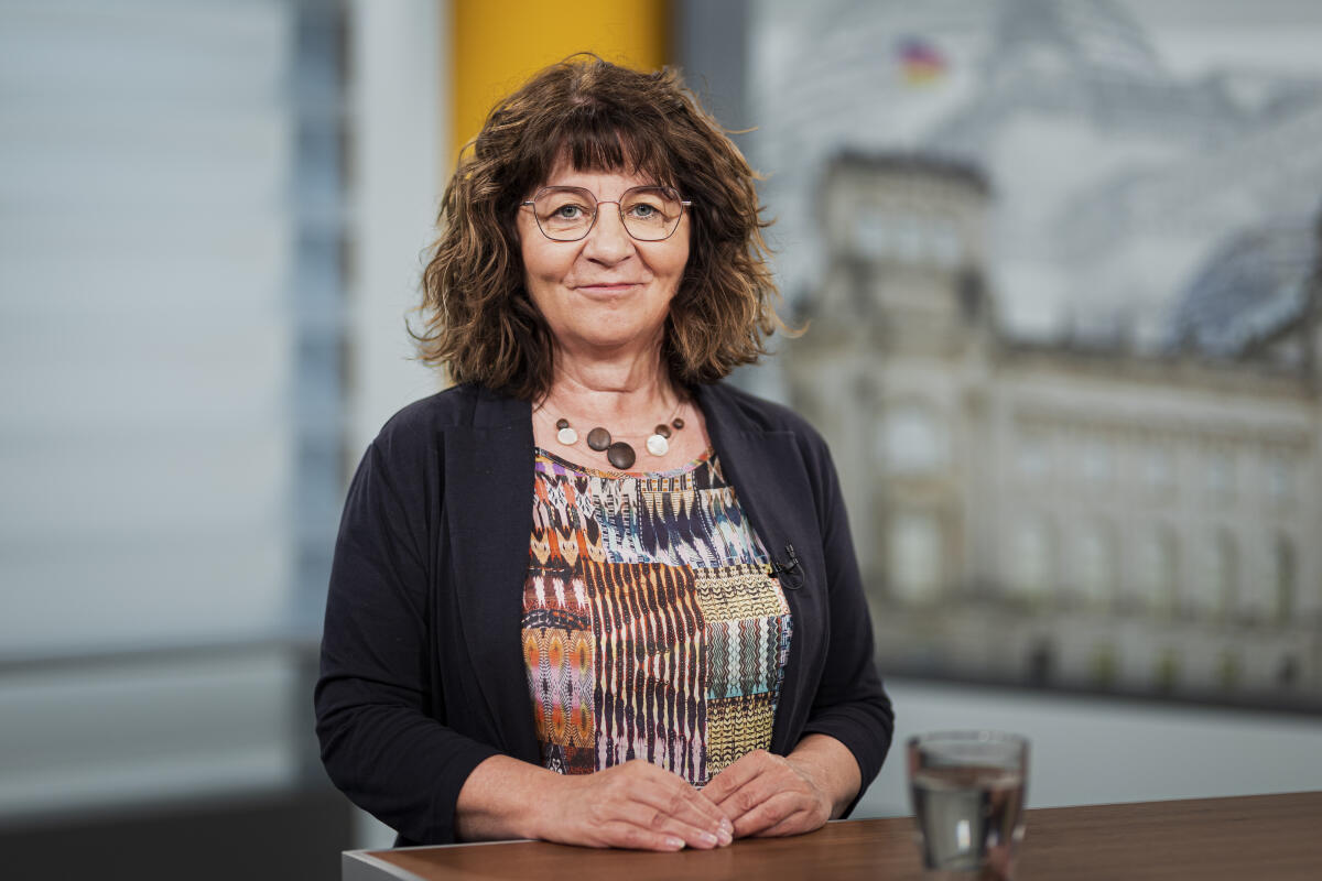 Vorsitzende des Petitionsausschusses, Martina Stamm-Fibich (SPD), am Mittwoch, 22. Juni 2022, im Interview mit dem Parlamentsfernsehen aus Anlass der Übergabe des Jahresberichts 2021 an Bundestagspräsidentin Bärbel Bas. Stamm-Fibich, Martina Vorsitzende des Petitionsausschusses, Martina Stamm-Fibich (SPD), am Mittwoch, 22. Juni 2022, im Interview mit dem Parlamentsfernsehen aus Anlass der Übergabe des Jahresberichts 2021 an Bundestagspräsidentin Bärbel Bas.