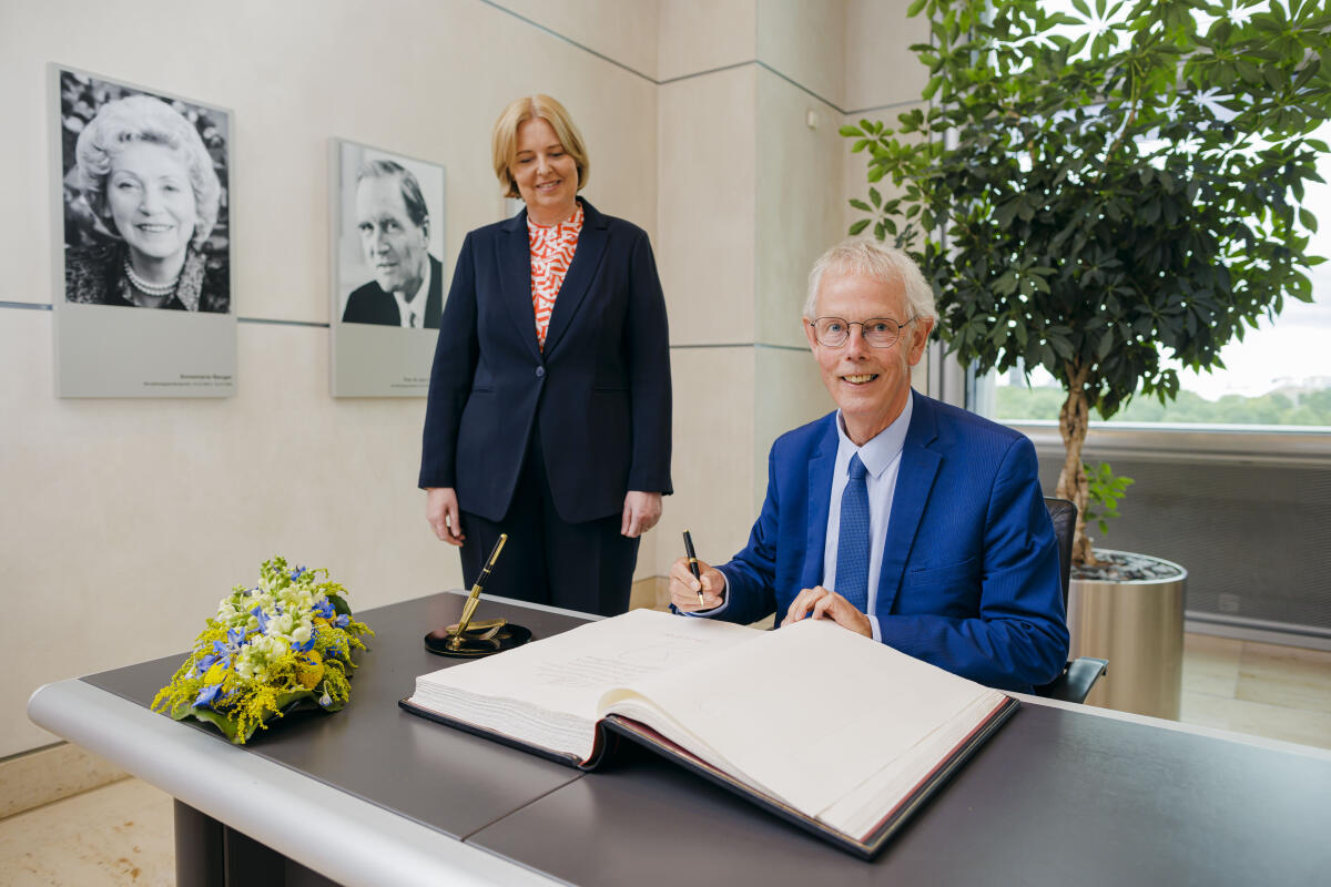 Bundestagspräsidentin Bärbel Bas (l), SPD, MdB, empfängt den Präsidenten der Parlamentarischen Versammlung des Europarates, Tiny Kox (r), zu einem Gespräch. Eintrag ins Gästebuch. Bas, Bärbel; Kox, Tiny Bundestagspräsidentin Bärbel Bas (l), SPD, MdB, empfängt den Präsidenten der Parlamentarischen Versammlung des Europarates, Tiny Kox (r), zu einem Gespräch. Eintrag ins Gästebuch.