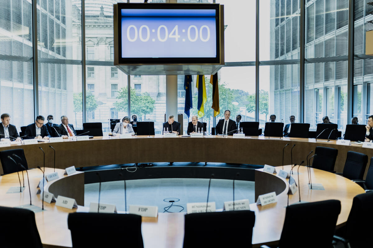 Scholz, Olaf; Roth, Michael; Kiesewetter, Roderich; Hardt, Jürgen Bundeskanzler Olaf Scholz, SPD, MdB, zu Gast im Auswärtigen Ausschuss. Blick in den Saal.