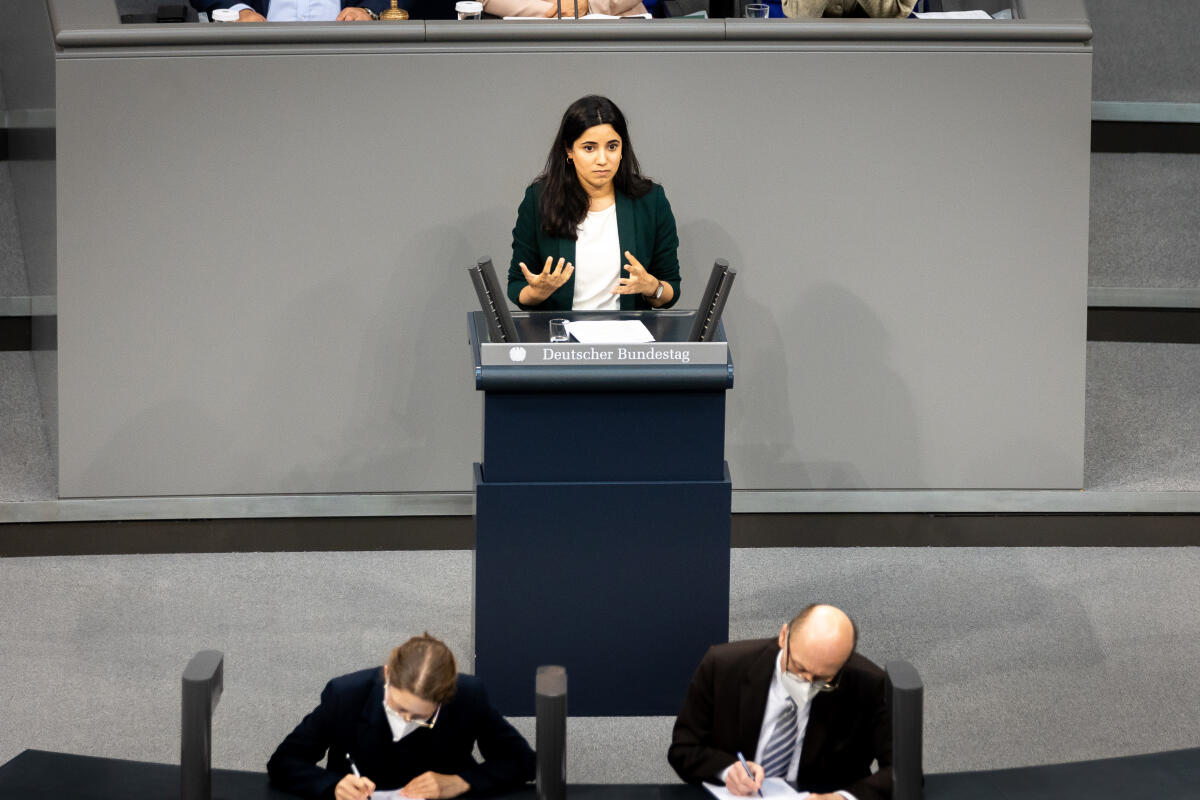 Misbah Khan, Bündnis 90/Die Grünen, MdB, hält Rede zu TOP 10 „Lehren aus der Flutkatastrophe 2021“ im Plenum. Khan, Misbah Misbah Khan, Bündnis 90/Die Grünen, MdB, hält Rede zu TOP 10 „Lehren aus der Flutkatastrophe 2021“ im Plenum.