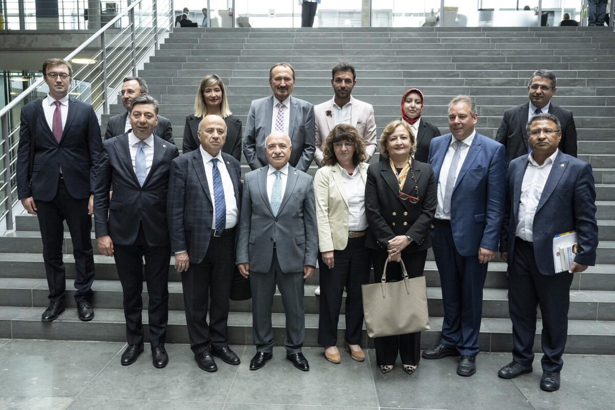 Satir, Mihrimah Belma Sekmen; Stamm-Fibich, Martina Gruppenfoto von einem Treffen einer Delegation des Petitionsausschusses des türkischen Parlaments mit Mitgliedern des Petitionsausschusses des Deutschen Bundestages am 7. Juli 2022 im Deutschen Bundestag. Vorne mittig rechts steht die Ausschusspräsidentin des Petitionsausschusses des türkischen Parlaments, Mihrimah Belma Sekmen Satir, Angehörige der AK-Partei. Links neben ihr die Vorsitzende des Petitionsausschusses, Martina Stamm-Fibich, SPD, MdB.; 