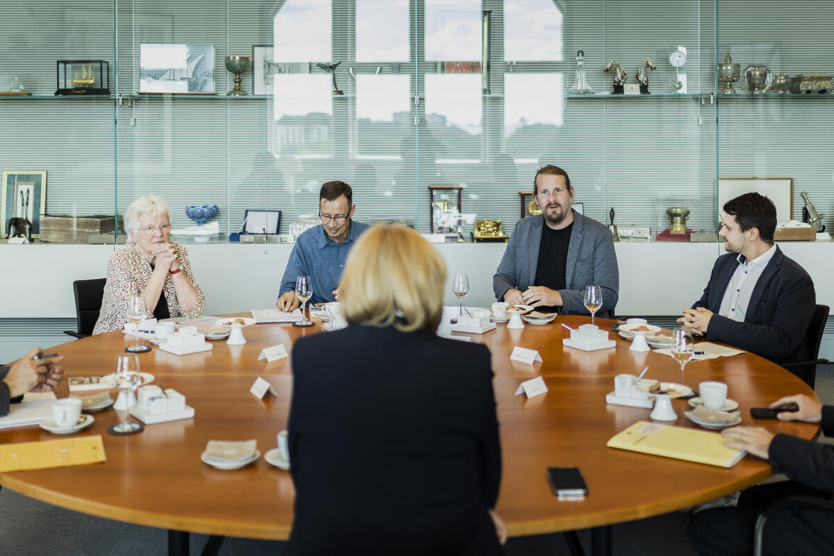 Bas, Bärbel (vlnr) Henriette Engels, Mitglied des Bundesvorstands des LSVD, Lutz van Dijk, Autor und Pädagoge, Patrick Constantin Dörr, Mitglied des Bundesvorstands des LSVD, und Andre Lehmann, Mitglied des Bundesvorstands des LSVD, aufgenommen im Rahmen des Gespräches mit Bundestagspräsidentin Bärbel Bas, SPD, MdB, und Mitgliedern des Bundesvorstands des Lesben- und Schwulenverbands (LSVD).